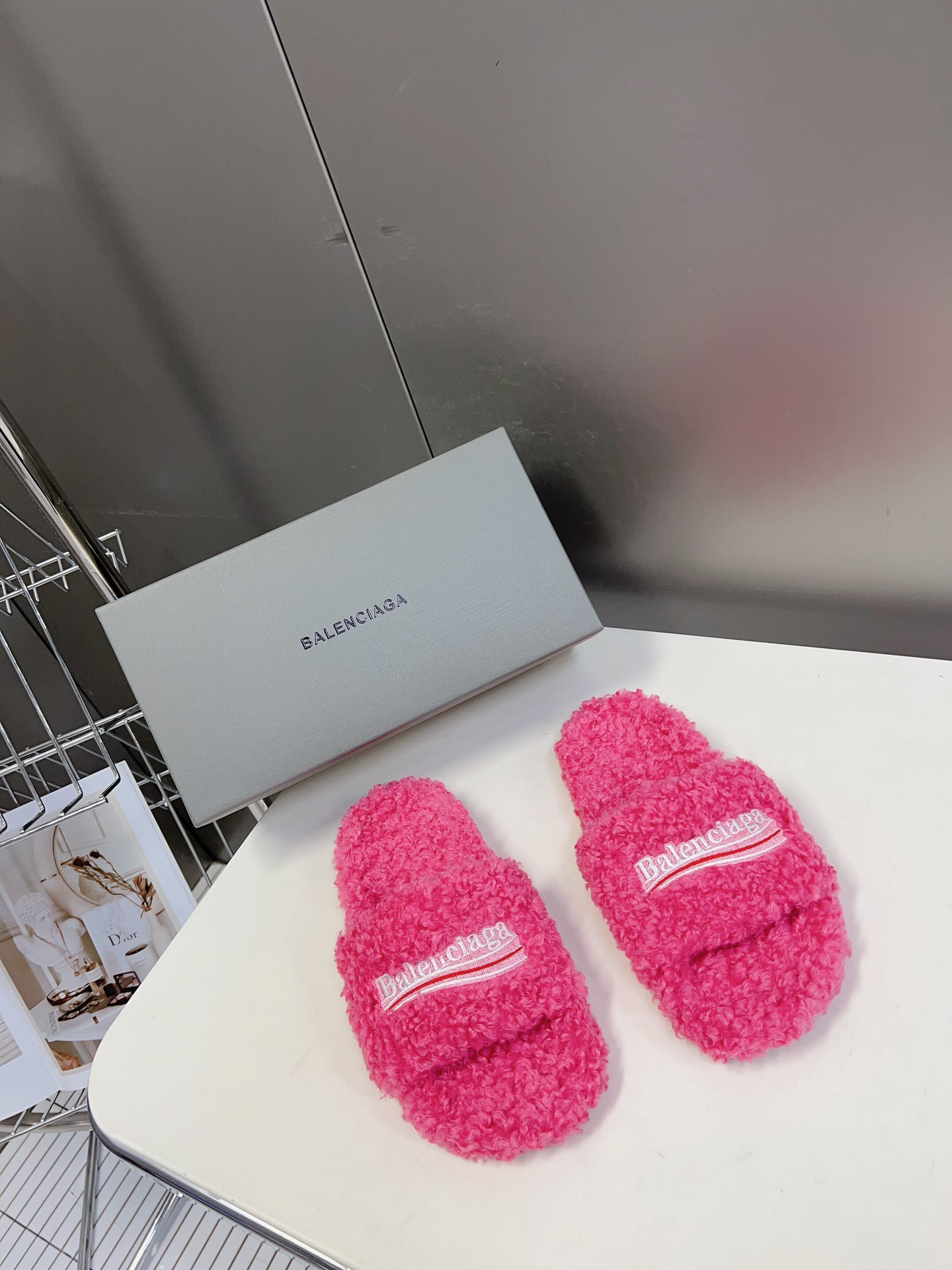 
𝐁𝐀𝐋𝐄𝐍𝐂𝐈𝐀𝐆𝐀｜𝐒𝐒 𝐧𝐞𝐰 
Balenciaga巴黎世家 新款情侣棉拖
可乐刺绣斜纹磨毛棉布