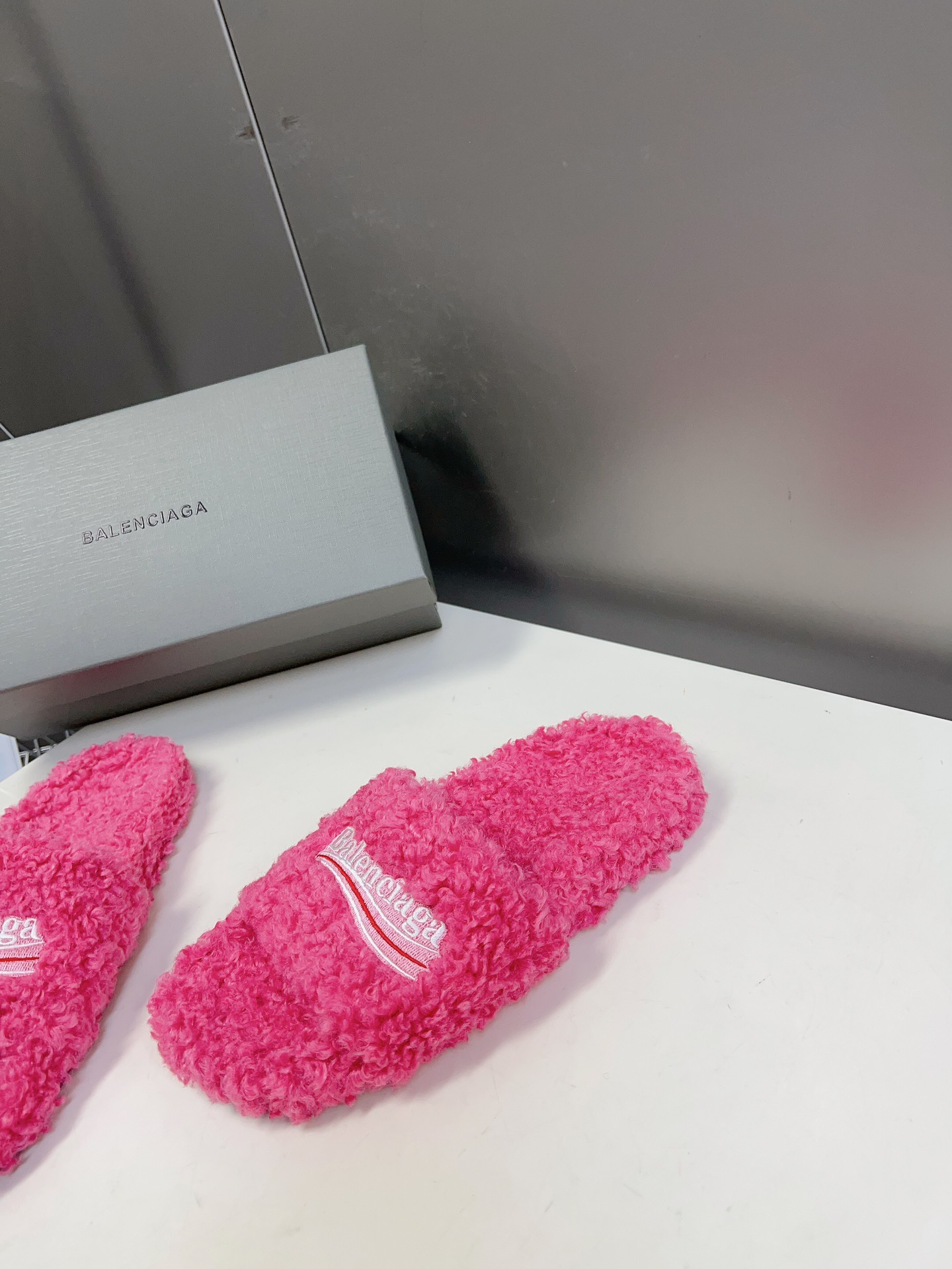 
𝐁𝐀𝐋𝐄𝐍𝐂𝐈𝐀𝐆𝐀｜𝐒𝐒 𝐧𝐞𝐰 
Balenciaga巴黎世家 新款情侣棉拖
可乐刺绣斜纹磨毛棉布