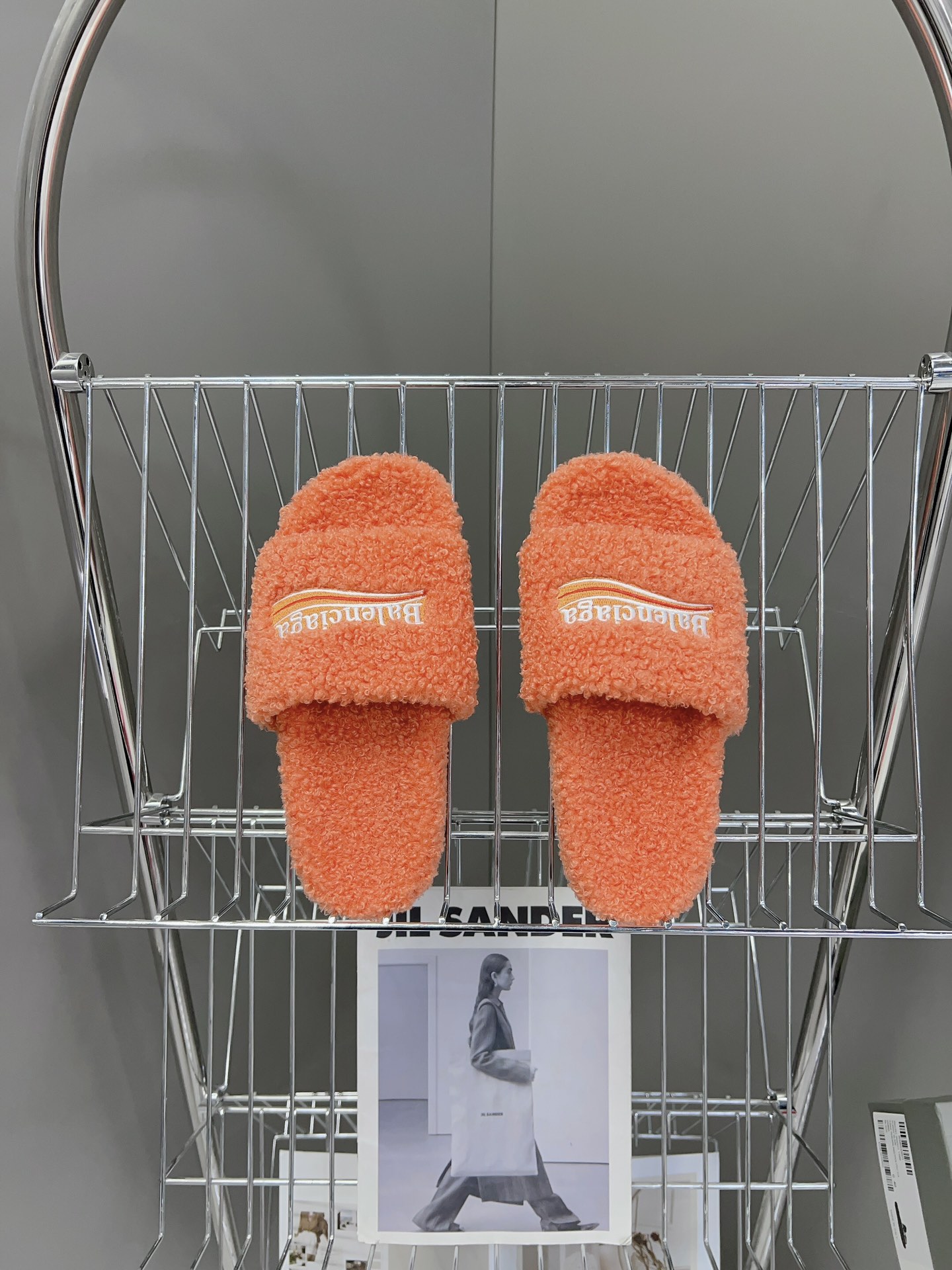 
𝐁𝐀𝐋𝐄𝐍𝐂𝐈𝐀𝐆𝐀｜𝐒𝐒 𝐧𝐞𝐰 
Balenciaga巴黎世家 新款情侣棉拖
可乐刺绣斜纹磨毛棉布