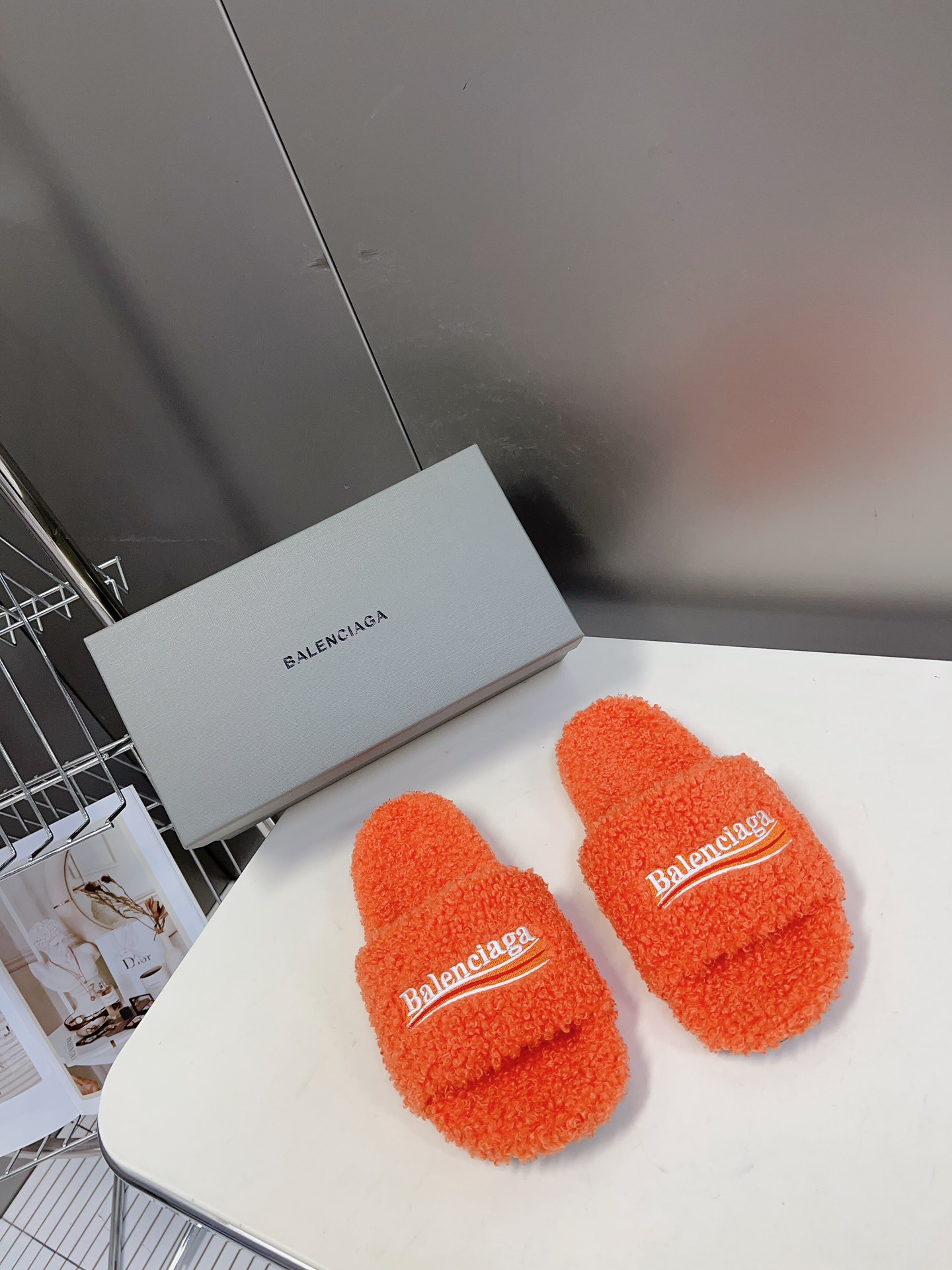 
𝐁𝐀𝐋𝐄𝐍𝐂𝐈𝐀𝐆𝐀｜𝐒𝐒 𝐧𝐞𝐰 
Balenciaga巴黎世家 新款情侣棉拖
可乐刺绣斜纹磨毛棉布