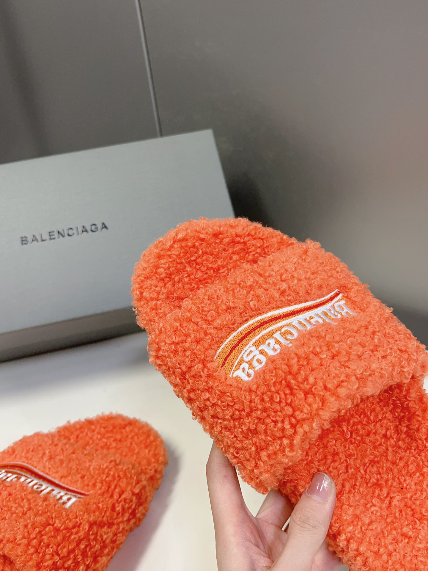 
𝐁𝐀𝐋𝐄𝐍𝐂𝐈𝐀𝐆𝐀｜𝐒𝐒 𝐧𝐞𝐰 
Balenciaga巴黎世家 新款情侣棉拖
可乐刺绣斜纹磨毛棉布