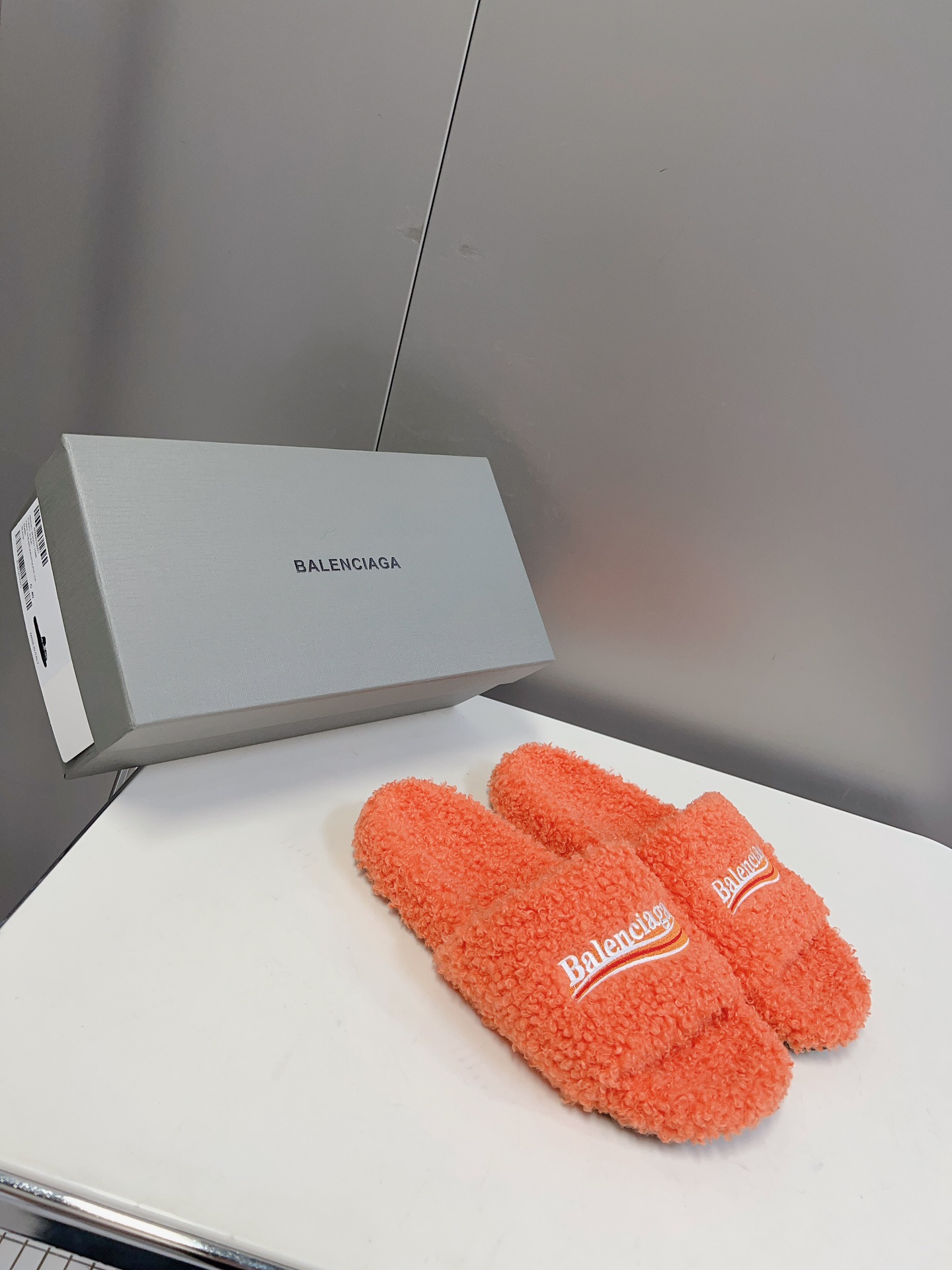 
𝐁𝐀𝐋𝐄𝐍𝐂𝐈𝐀𝐆𝐀｜𝐒𝐒 𝐧𝐞𝐰 
Balenciaga巴黎世家 新款情侣棉拖
可乐刺绣斜纹磨毛棉布