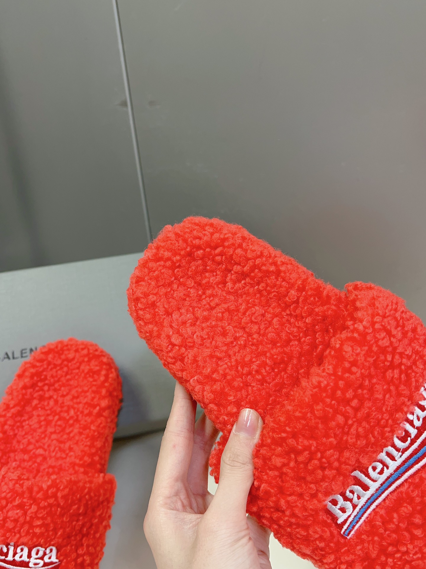 
𝐁𝐀𝐋𝐄𝐍𝐂𝐈𝐀𝐆𝐀｜𝐒𝐒 𝐧𝐞𝐰 
Balenciaga巴黎世家 新款情侣棉拖
可乐刺绣斜纹磨毛棉布