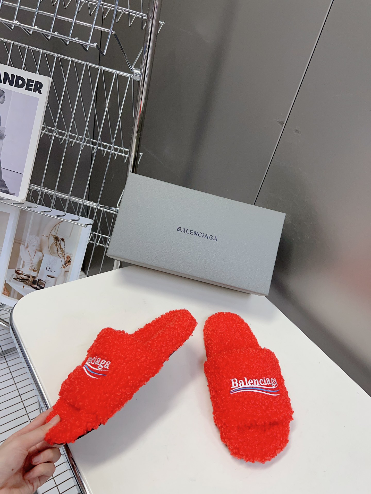 
𝐁𝐀𝐋𝐄𝐍𝐂𝐈𝐀𝐆𝐀｜𝐒𝐒 𝐧𝐞𝐰 
Balenciaga巴黎世家 新款情侣棉拖
可乐刺绣斜纹磨毛棉布