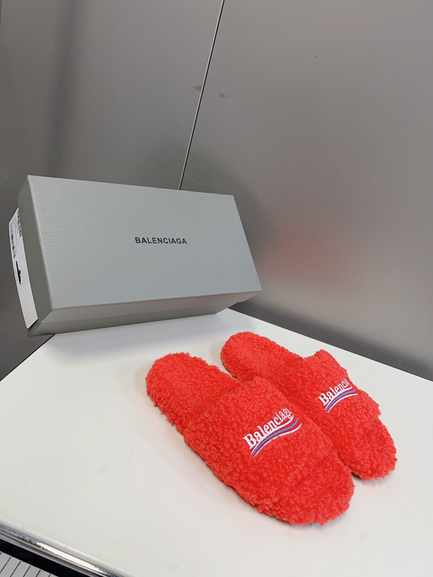 
𝐁𝐀𝐋𝐄𝐍𝐂𝐈𝐀𝐆𝐀｜𝐒𝐒 𝐧𝐞𝐰 
Balenciaga巴黎世家 新款情侣棉拖
可乐刺绣斜纹磨毛棉布