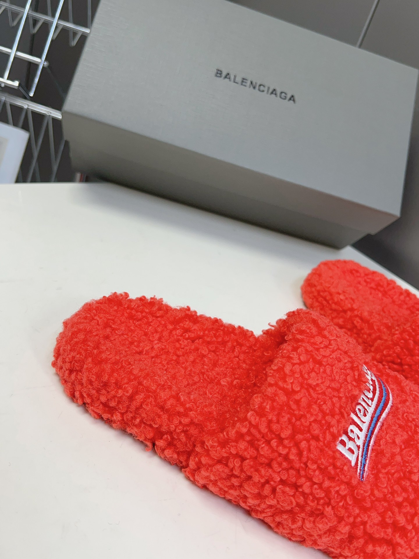 
𝐁𝐀𝐋𝐄𝐍𝐂𝐈𝐀𝐆𝐀｜𝐒𝐒 𝐧𝐞𝐰 
Balenciaga巴黎世家 新款情侣棉拖
可乐刺绣斜纹磨毛棉布
