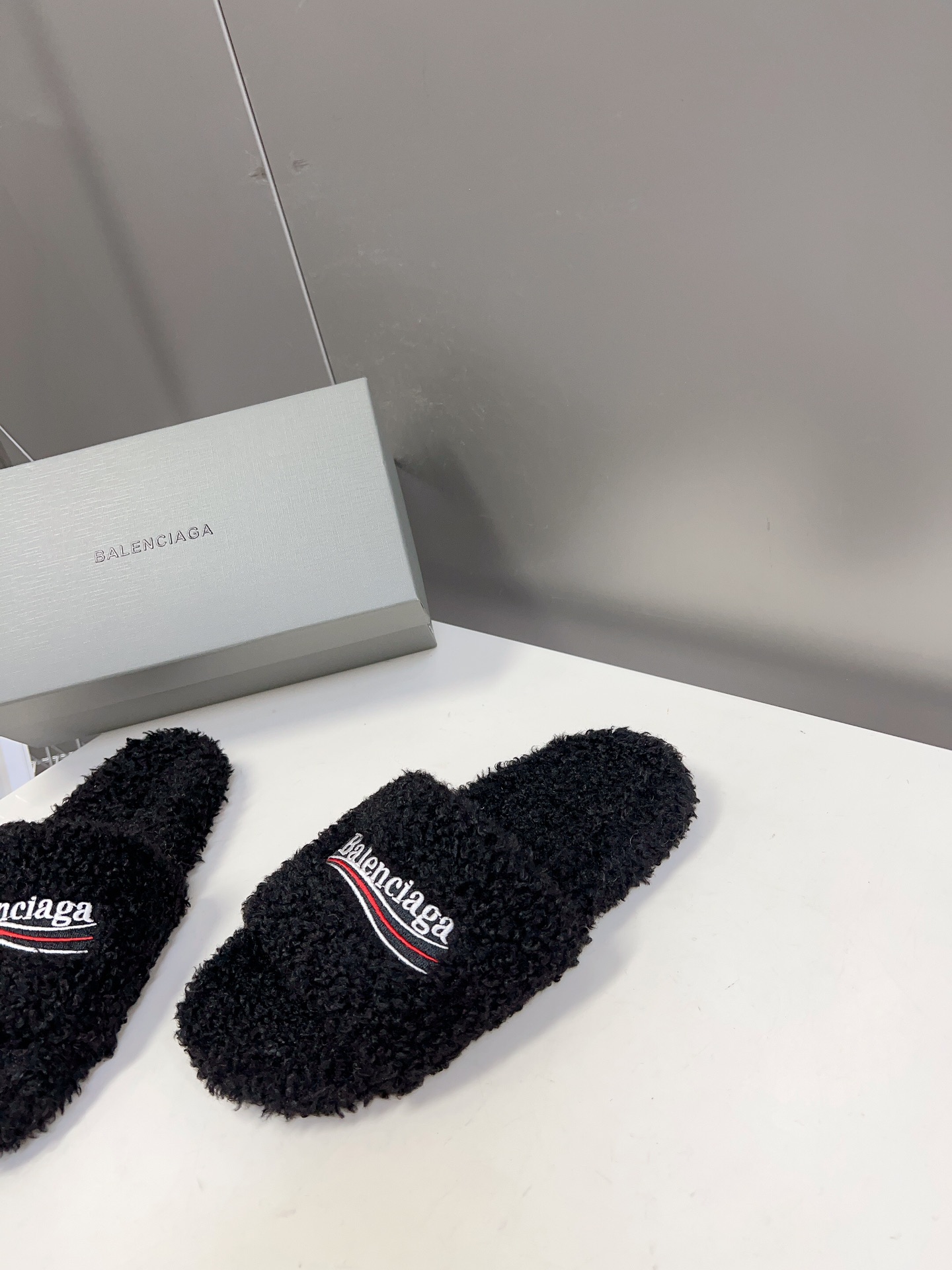 
𝐁𝐀𝐋𝐄𝐍𝐂𝐈𝐀𝐆𝐀｜𝐒𝐒 𝐧𝐞𝐰 
Balenciaga巴黎世家 新款情侣棉拖
可乐刺绣斜纹磨毛棉布