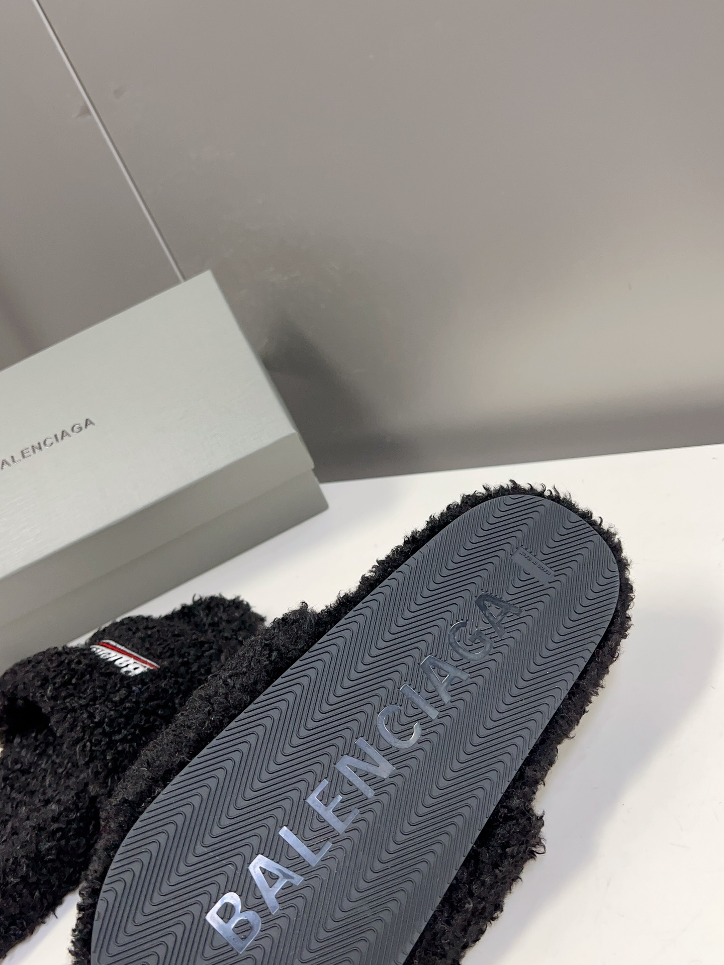 
𝐁𝐀𝐋𝐄𝐍𝐂𝐈𝐀𝐆𝐀｜𝐒𝐒 𝐧𝐞𝐰 
Balenciaga巴黎世家 新款情侣棉拖
可乐刺绣斜纹磨毛棉布