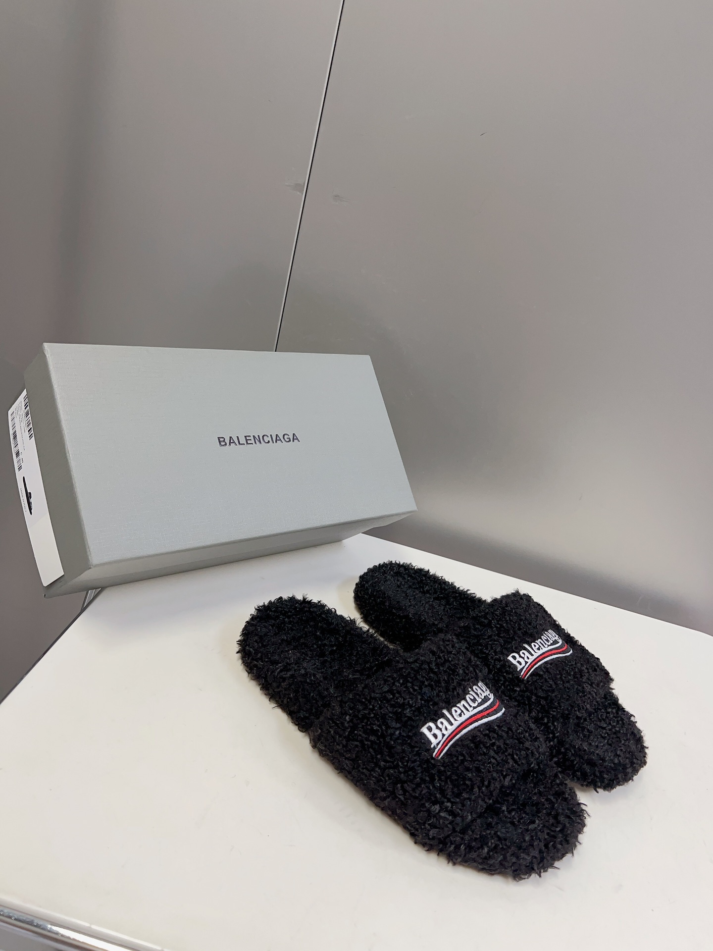 
𝐁𝐀𝐋𝐄𝐍𝐂𝐈𝐀𝐆𝐀｜𝐒𝐒 𝐧𝐞𝐰 
Balenciaga巴黎世家 新款情侣棉拖
可乐刺绣斜纹磨毛棉布