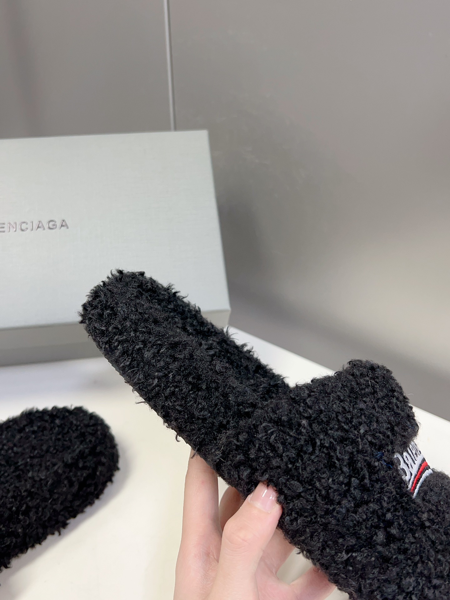 
𝐁𝐀𝐋𝐄𝐍𝐂𝐈𝐀𝐆𝐀｜𝐒𝐒 𝐧𝐞𝐰 
Balenciaga巴黎世家 新款情侣棉拖
可乐刺绣斜纹磨毛棉布