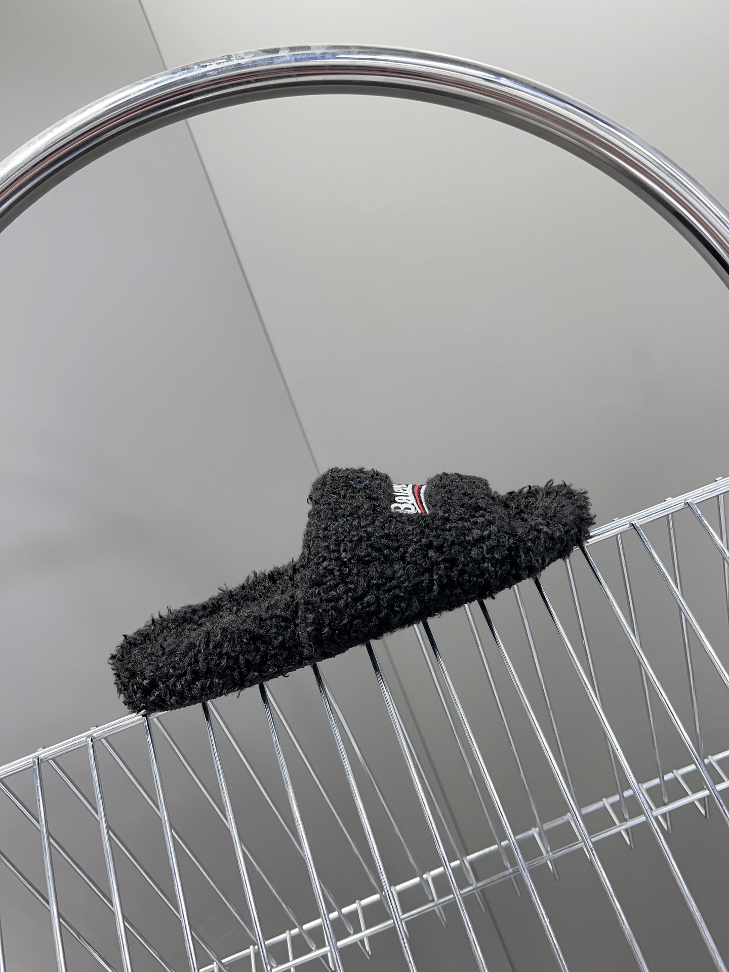 
𝐁𝐀𝐋𝐄𝐍𝐂𝐈𝐀𝐆𝐀｜𝐒𝐒 𝐧𝐞𝐰 
Balenciaga巴黎世家 新款情侣棉拖
可乐刺绣斜纹磨毛棉布