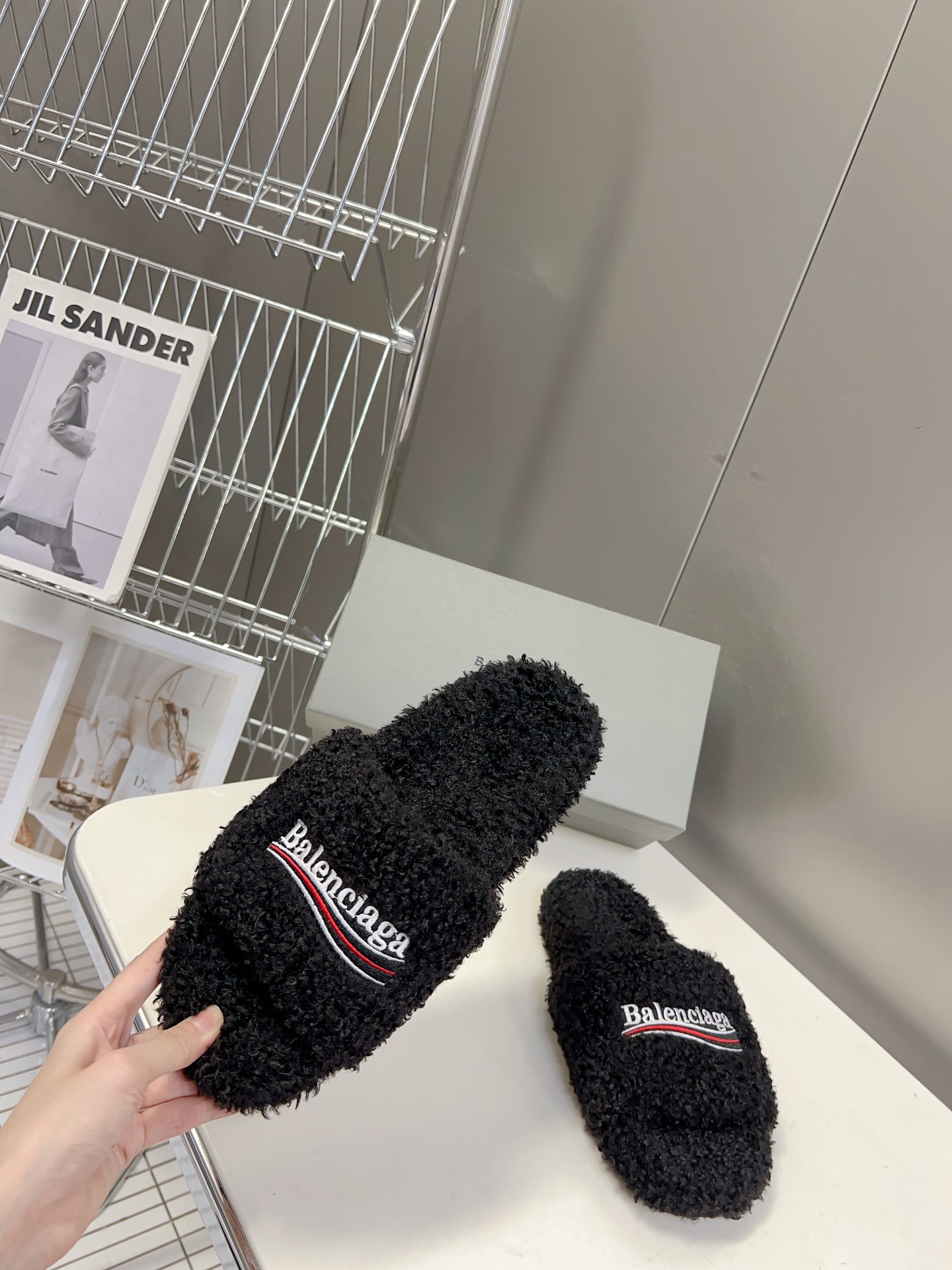 
𝐁𝐀𝐋𝐄𝐍𝐂𝐈𝐀𝐆𝐀｜𝐒𝐒 𝐧𝐞𝐰 
Balenciaga巴黎世家 新款情侣棉拖
可乐刺绣斜纹磨毛棉布