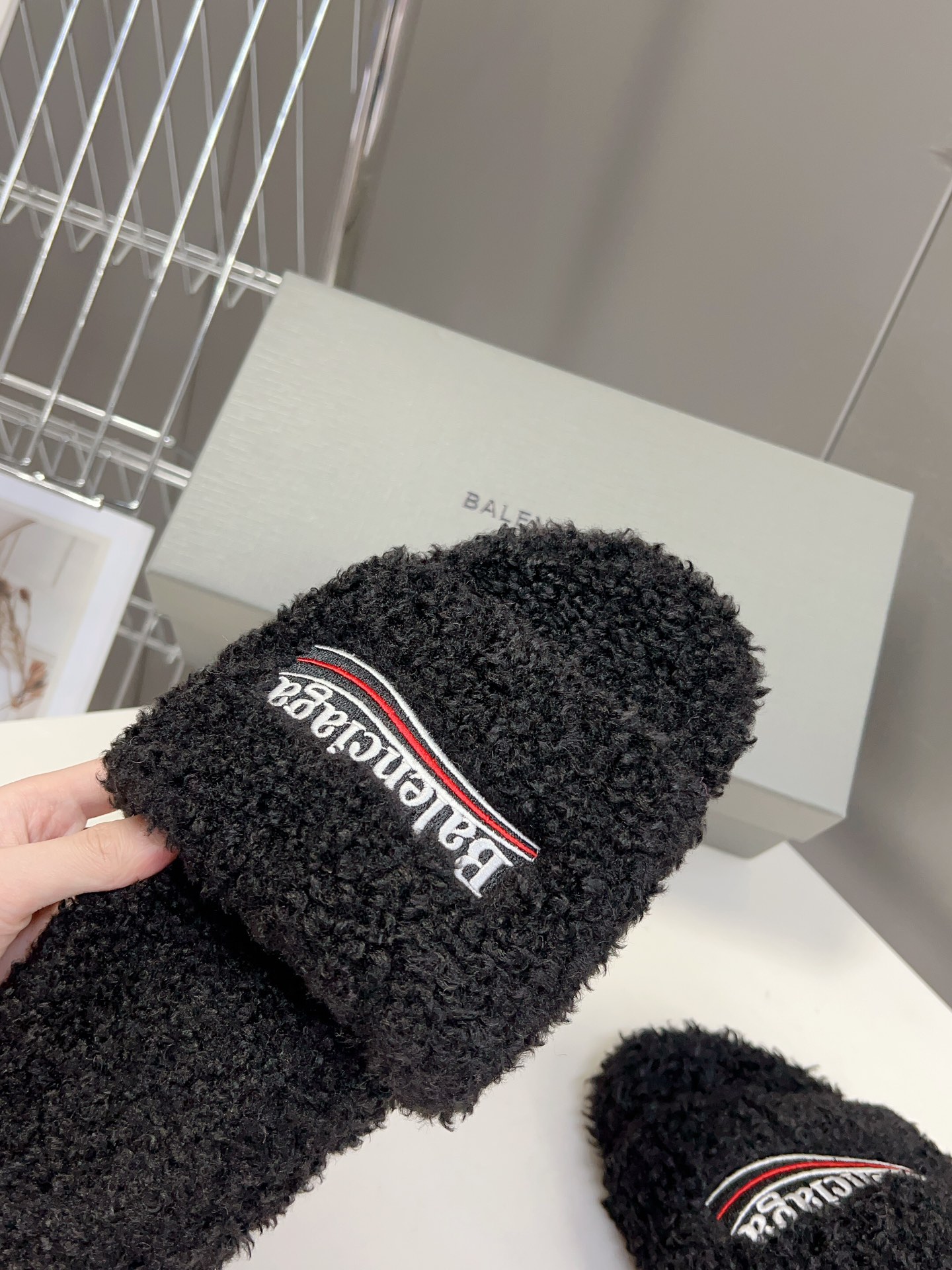 
𝐁𝐀𝐋𝐄𝐍𝐂𝐈𝐀𝐆𝐀｜𝐒𝐒 𝐧𝐞𝐰 
Balenciaga巴黎世家 新款情侣棉拖
可乐刺绣斜纹磨毛棉布