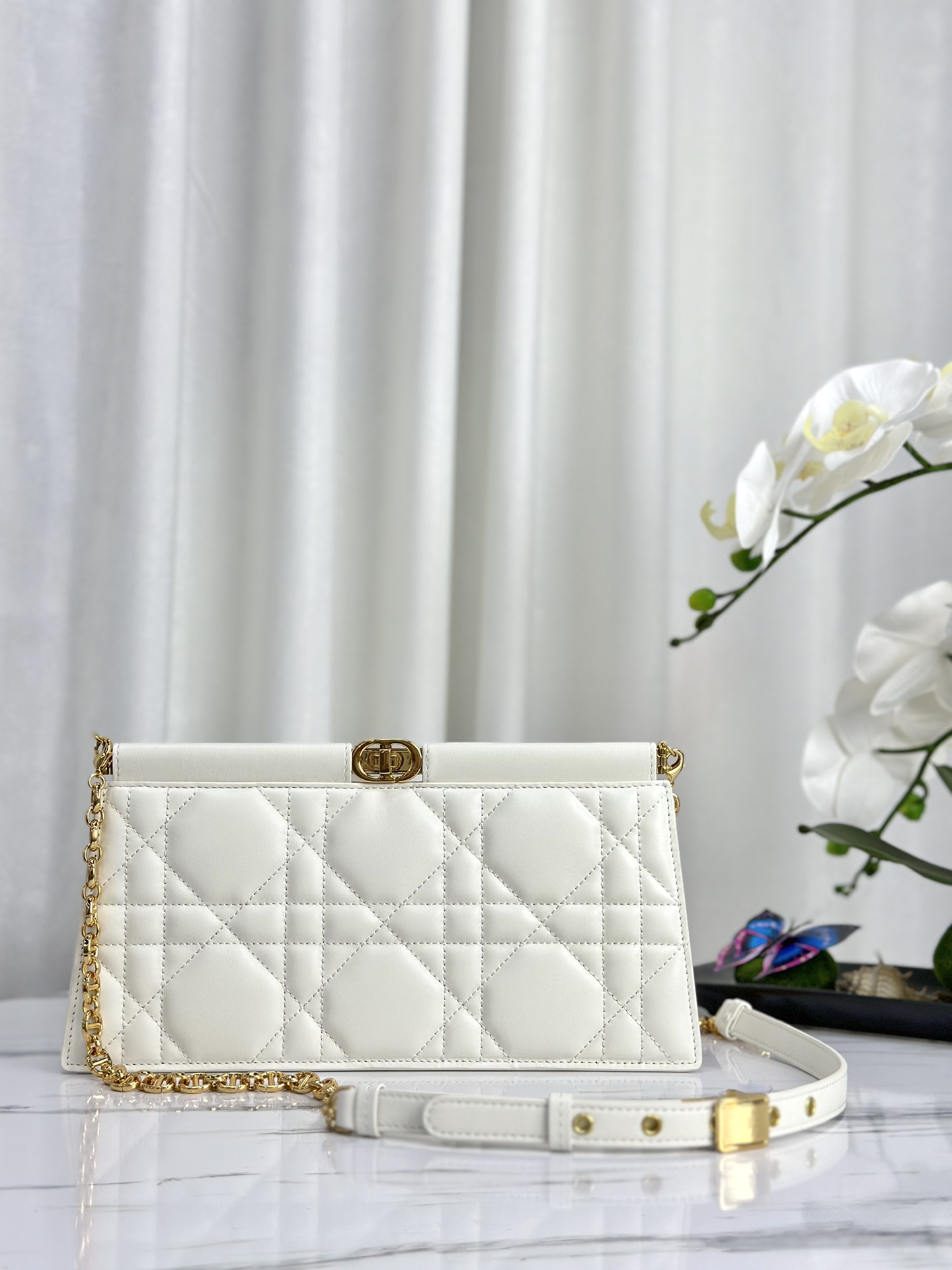 Dior сумка-клатч на цепочке, кожа ягнёнка, стёганый узор каннаж, вращающаяся застёжка CD