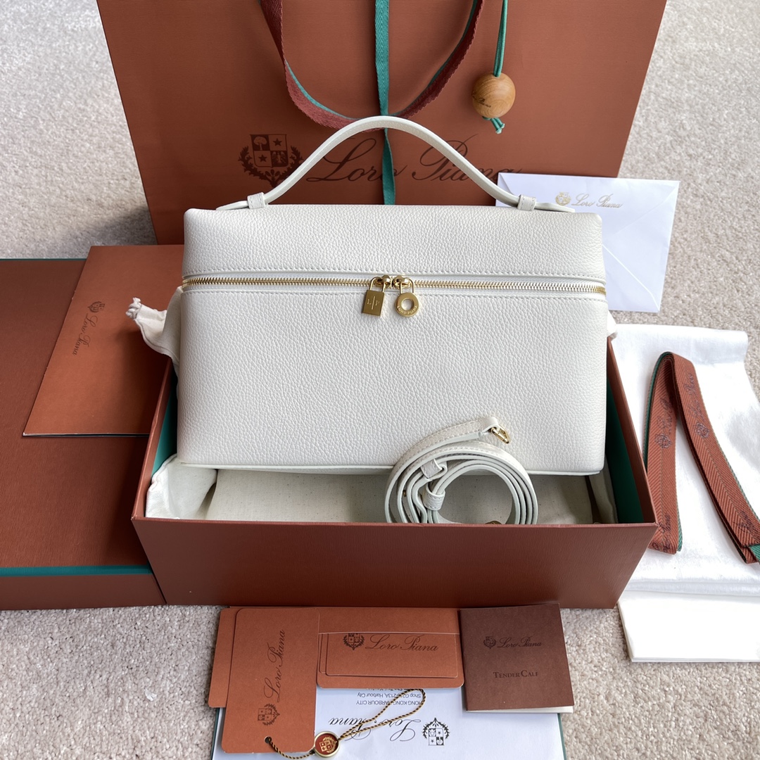 NO:199670,~(Not suitable for packaging) L Lunch box bag #hand crossbody bag # tender white [imported original leather   pure steel gold hardware] Calfskin body material ~ sheepskin lining # The wide opening small bag is made of butter soft calf leather. It comes with removable shoulder straps to create a versatile mini bag. Two-way zipper opening. Height 16cm*width 27cm*depth 10cmcalf/item number: FAI 4043,LP,loro piana,satchels,mini bags,crossbody bags,cowhide,sheepskin19860909～(不配包装) L 饭盒包#手拿斜挎包#嫩白色【进口原厂皮 纯钢金色五金】 小牛皮主体材质~羊皮里料# 宽开口小袋采用如黄油般柔软的小牛皮打造.随附可拆卸肩带,可打造出百搭迷你包袋.双向拉链开口. 高度16cm*宽度27cm*深度10cm 小牛皮/货号:FAI 4043,LP,loro piana,satchels,mini bags,crossbody bags,cowhide,sheepskin,Bag