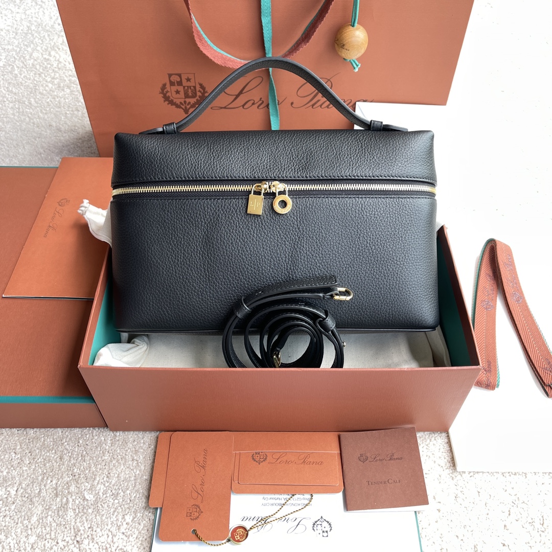 NO:199666,~(not suitable for packaging) L lunch box bag #hand crossbody bag #black [imported original leather   pure steel gold hardware] Calfskin body material ~ sheepskin lining # The wide opening bag is made of butter soft calf leather. It comes with removable shoulder straps to create a versatile mini bag. Two-way zipper opening. Height 16cm*width 27cm*depth 10cmcalf/item number: FAI 4043,LP,loro piana,satchels,mini bags,crossbody bags,cowhide,sheepskin19860909～(不配包装) L 饭盒包#手拿斜挎包#黑色【进口原厂皮 纯钢金色五金】 小牛皮主体材质~羊皮里料# 宽开口小袋采用如黄油般柔软的小牛皮打造.随附可拆卸肩带,可打造出百搭迷你包袋.双向拉链开口. 高度16cm*宽度27cm*深度10cm 小牛皮/货号:FAI 4043,LP,loro piana,satchels,mini bags,crossbody bags,cowhide,sheepskin,Bag