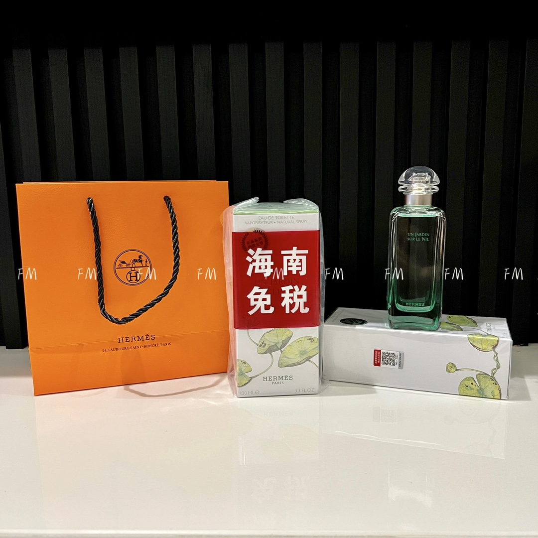 💰110 🏷爱马仕尼罗河香水100ml💫 🏷海南免税内部渠道货源,认准实拍品质✅ 作为爱马仕花园系列销量最高的香水之一,这款果香与木香结合的尼罗河花园是调香师从埃及尼罗河汲取灵感,以生生不息为主题创作而成的。就如同古埃及一般,这款香水也给人一种神秘的感觉,仿佛让人置身于异国风光中,感受着大自然的静谧美好。这款香水总体是清新的。它的前调是有点涩的青桔的味道,又似乎夹杂着胡萝卜、柚子和芒果等水果,味道轻盈清冽。中调则是睡莲的气味,就好像夏日躺在小溪上的木船中,宁静美好。后调则是木质香,和前面的味道结合在一起,带有一丝微甜,温暖而又舒适。不得不说,爱马仕的香水对于两性的包容度都是非常高的。这款香水不论男女用起来都很合适。作为一款2005年发售的香水,它在国内也打开了香水界的新大门,让大家感受到了一种异域风情。繁华都市的人们静下心来细品尼罗河花园的味道,也好像回归到了慢节奏的自然生活之中。