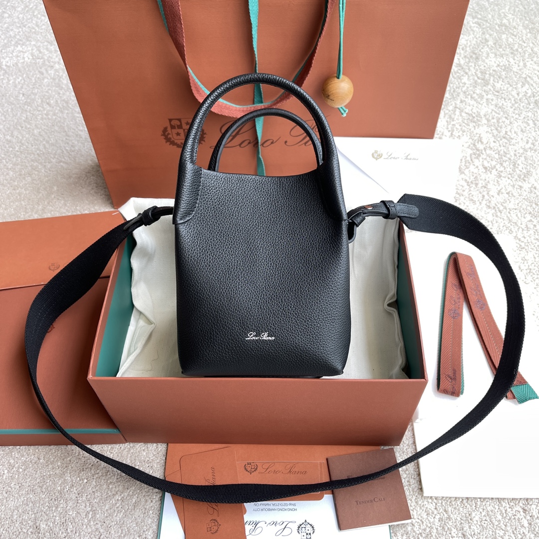 NO:198955,~Original leather (not equipped with packaging) Extra Pocket Bale Small Bucket Bag #Black [Imported original leather   pure steel gold hardware] Calfskin main material ~Cowhide lining # Bale bag is free and elegant and tasteful and immortal style, and the bag is made of calfskin, with very soft natural grains, smooth surface and novel details, and jewelry-like metal opening and closing complement each other. The small mini style, as always, combines elegance and tradition in the barrel design, colorful and modern charm. Height 23cm*Width 16cm*Depth 14cmCalfskin/Element No.: FAI 7943,LP,balenciaga,loro piana,cowhide19860909～原厂皮 (不配包装) Extra Pocket Bale小水桶包#黑色【进口原厂皮 纯钢金色五金】 小牛皮主体材质~牛皮里料# Bale包自在高雅品味与不朽风格,采用小牛皮制作的包身,拥有十分柔软的自然粒面,光滑的表面与新颖细节,珠宝般的金属开合相得益彰.小巧的迷你款型,一如既往将优雅与传统汇集在筒约设计中,缤放着现代魅力. 高度23cm*宽度16cm*深度14cm 小牛皮/货号:FAI 7943,LP,balenciaga,loro piana,cowhide,Bag