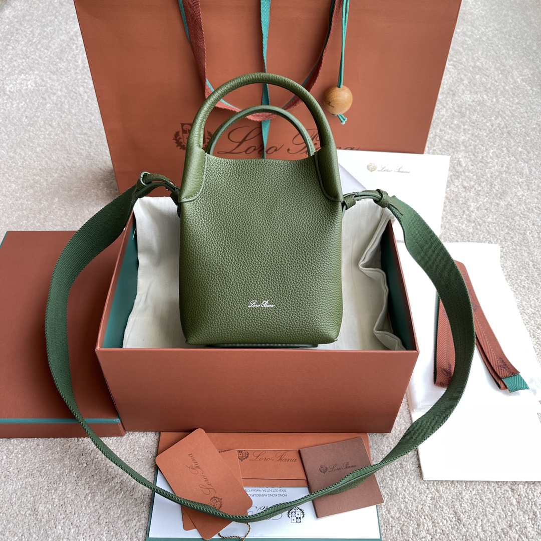 NO:198942,~Original leather (not equipped with packaging) Extra Pocket Bale Small Bucket Bag #Lichen Green [Imported original leather   pure steel gold hardware] Calfskin main material ~Cowhide lining # Bale bag is free and elegant and tasteful and immortal style, and the bag is made of calfskin, with very soft natural grains, smooth surface and novel details, and jewelry-like metal opening and closing complement each other. The small mini style, as always, combines elegance and tradition in the barrel design, colorful and modern charm. Height 23cm*Width 16cm*Depth 14cmCalfskin/Element No.: FAI 7943,LP,balenciaga,loro piana,cowhide19860909～原厂皮 (不配包装) Extra Pocket Bale小水桶包#地衣绿【进口原厂皮 纯钢金色五金】 小牛皮主体材质~牛皮里料# Bale包自在高雅品味与不朽风格,采用小牛皮制作的包身,拥有十分柔软的自然粒面,光滑的表面与新颖细节,珠宝般的金属开合相得益彰.小巧的迷你款型,一如既往将优雅与传统汇集在筒约设计中,缤放着现代魅力. 高度23cm*宽度16cm*深度14cm 小牛皮/货号:FAI 7943,LP,balenciaga,loro piana,cowhide,Bag
