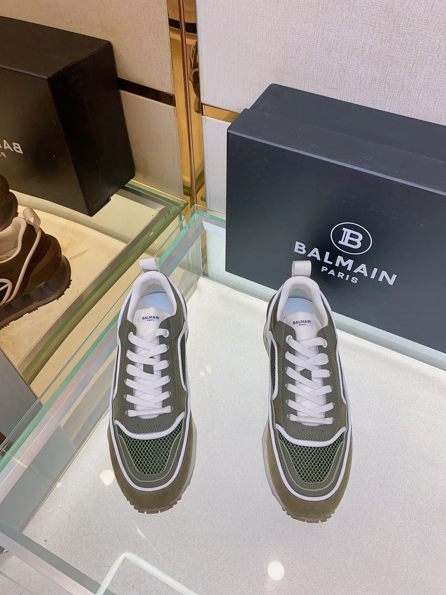 Zapatillas bajas Balmain Racer, blanco tiza, piel de becerro, diseño patchwork, aplicación de logo en la lengüeta, leng…