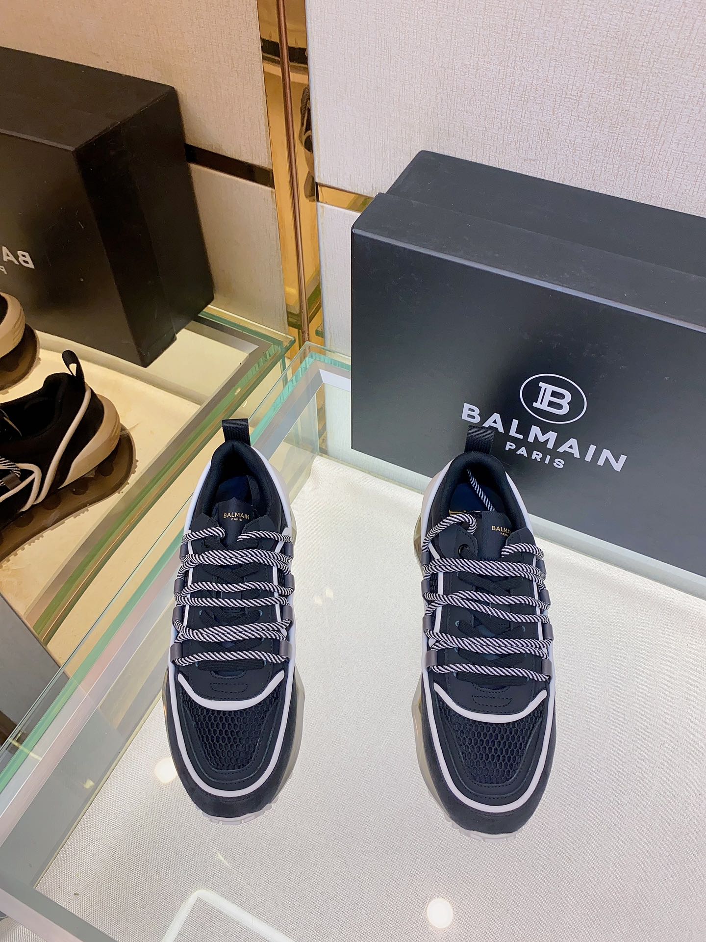 Zapatillas bajas Balmain Racer, blanco tiza, piel de becerro, diseño patchwork, aplicación de logo en la lengüeta, leng…