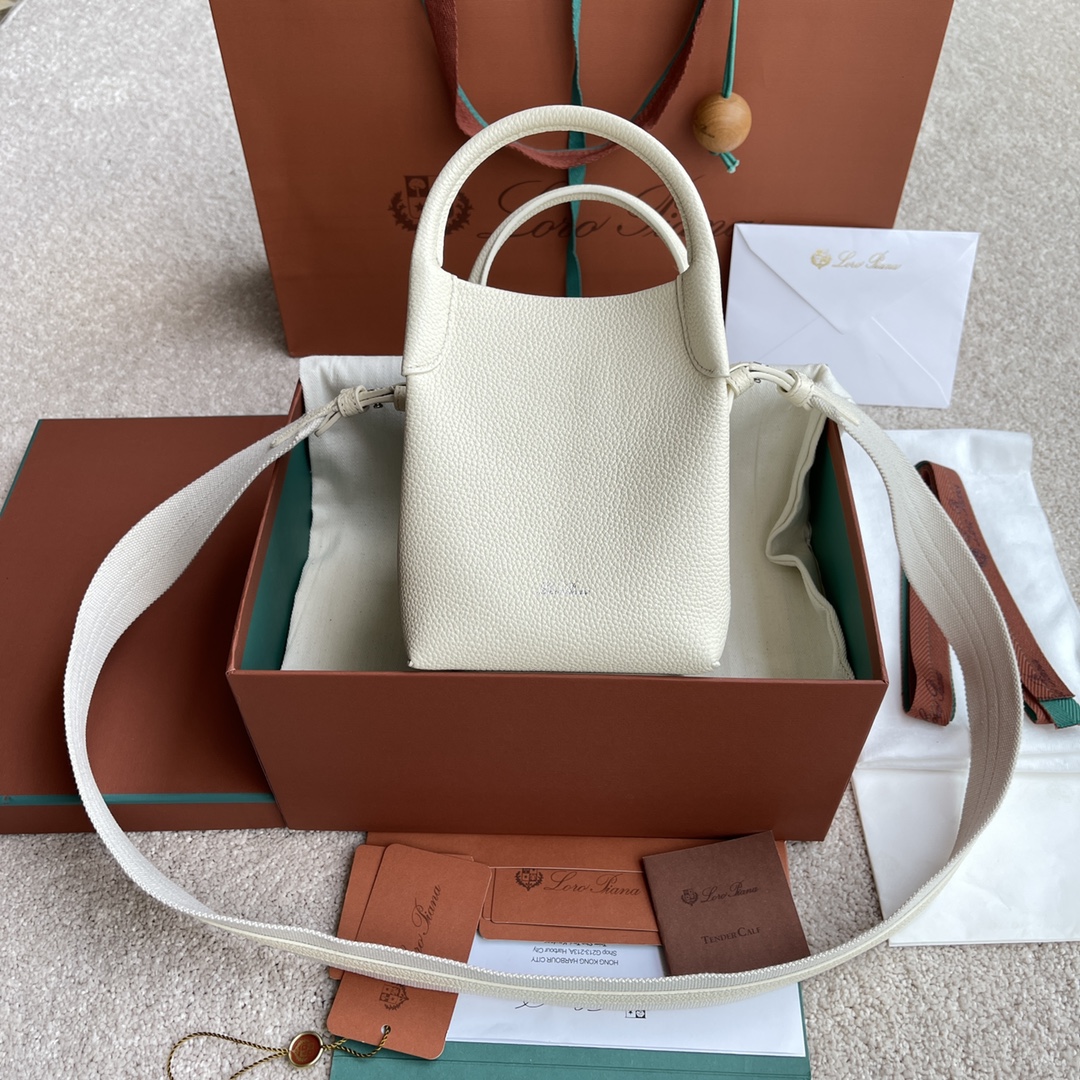 NO:198933,~Original leather (not equipped with packaging) Extra Pocket Bale Small Bucket Bag #Tender White [Imported Original leather   Pure Steel Gold Hardware] Calfskin main material ~Cowhide lining # Bale bag is free and elegant and tasteful and immortal style, and the bag is made of calfskin, with very soft natural grains, smooth surface and novel details, and jewelry-like metal opening and closing complement each other. The small mini style, as always, combines elegance and tradition in the barrel design, colorful and modern charm. Height 23cm*Width 16cm*Depth 14cmCalfskin/Element No.: FAI 7943,LP,balenciaga,loro piana,cowhide19860909～原厂皮 (不配包装) Extra Pocket Bale小水桶包#嫩白色【进口原厂皮 纯钢金色五金】 小牛皮主体材质~牛皮里料# Bale包自在高雅品味与不朽风格,采用小牛皮制作的包身,拥有十分柔软的自然粒面,光滑的表面与新颖细节,珠宝般的金属开合相得益彰.小巧的迷你款型,一如既往将优雅与传统汇集在筒约设计中,缤放着现代魅力. 高度23cm*宽度16cm*深度14cm 小牛皮/货号:FAI 7943,LP,balenciaga,loro piana,cowhide,Bag