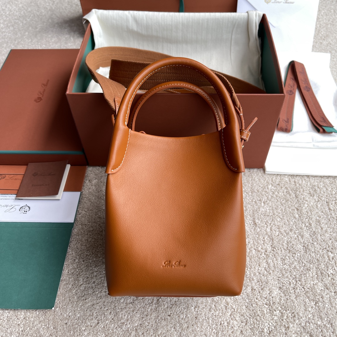 NO:205603,~(Not available for packaging) Extra Pocket Bale Small Bucket Bag #Warm Brown [Imported Original Leather   Pure Steel Gold Hardware] Calfskin main material ~ Cowhide lining #. Bale bag is free and elegant and immortal style, made of calfskin, carefully selected flexible texture, smooth surface and novel details, and jewelry-like metal opening and closing complement each other. The small mini style, as always, combines elegance and tradition in the barrel design, colorful and modern charm. Height 23cm*Width 16cm*Depth 14cmCalfskin/Element No.: FAI 0807, LP, balenciaga, loro piana, cowhide19860909～(不配包装) Extra Pocket Bale小水桶包#暖棕色【进口原厂皮 纯钢金色五金】 小牛皮主体材质~牛皮里料#. Bale包自在高雅品味与不朽风格,采用小牛皮制作而成,精挑细选柔韧质感,光滑的表面与新颖细节,珠宝般的金属开合相得益彰.小巧的迷你款型,一如既往将优雅与传统汇集在筒约设计中,缤放着现代魅力. 高度23cm*宽度16cm*深度14cm 小牛皮/货号:FAI 0807,LP,balenciaga,loro piana,cowhide,Bag