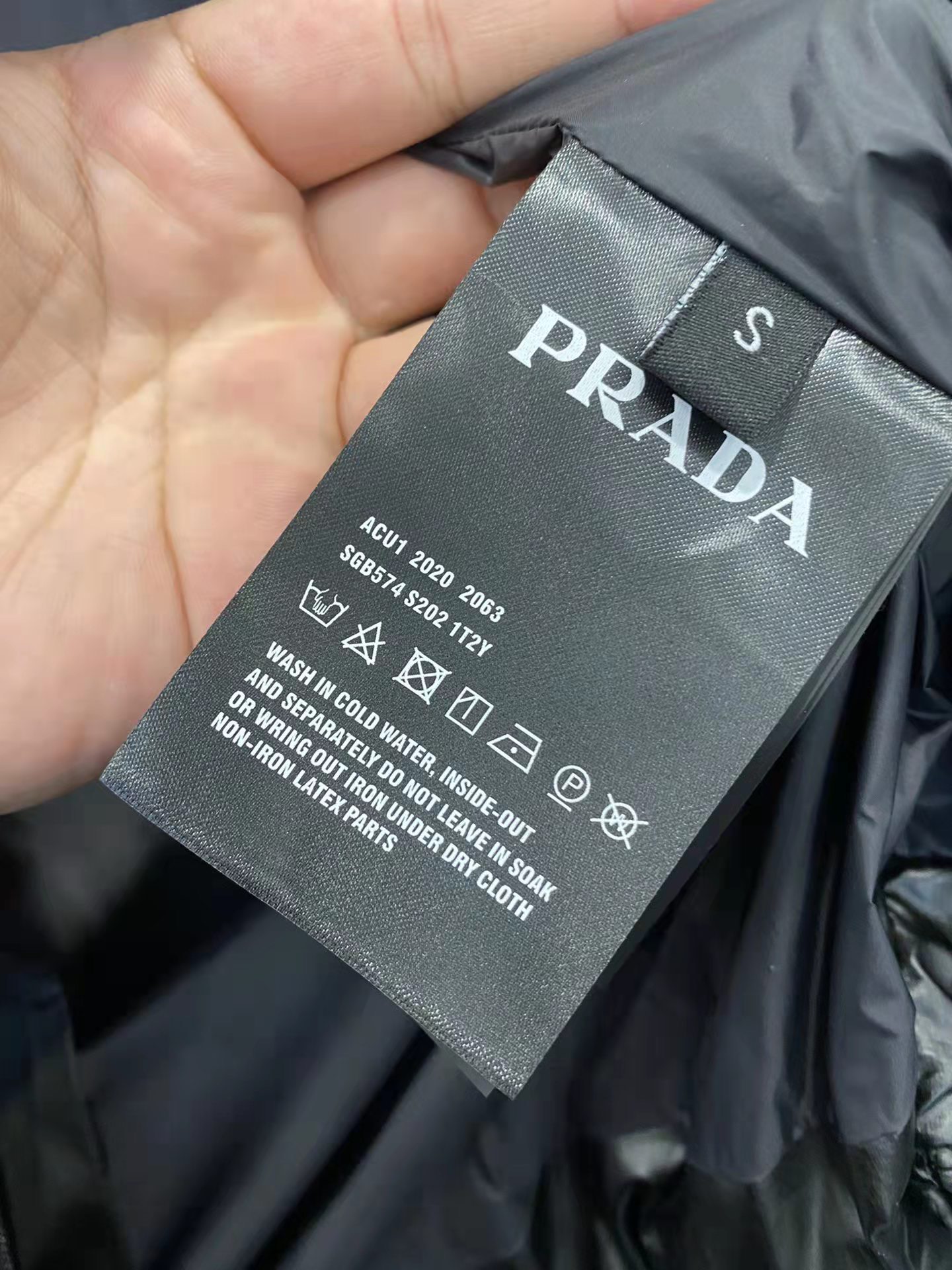 PRAD*秋冬新款羽绒马甲蓬松度极好填充物饱满轻便不压身时尚简约内搭卫衣毛衣都非常合适定制原版进口五金保