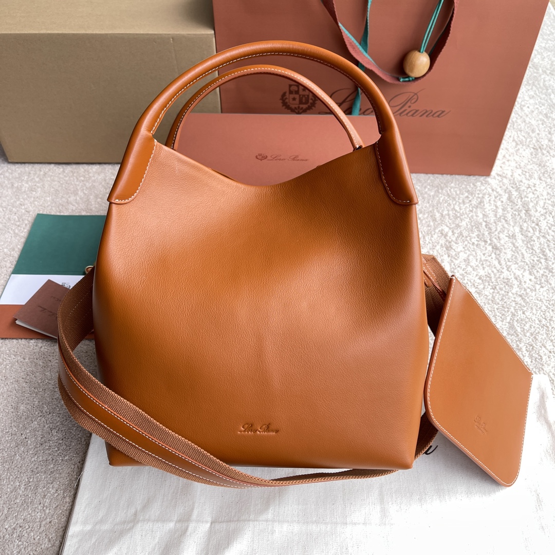 NO:205608,~(Not available for packaging) Extra Pocket Bale Bucket Bag # Warm Brown [Imported Original Leather   Pure Steel Gold Hardware] Calfskin Main Material ~ Cowhide Lining # Bale Bale Bag is free and elegant and tasteful and immortal style, with a bag made of calfskin, carefully selected leather tanning, smooth surface and novel details, and jewelry-like metal opening and closing complement each other. The small mini style, as always, combines elegance and tradition in the barrel design, colorful and modern charm. Height 36cm*Width 28cm*Depth 22cmCalfskin/Element No.: FAI 0806,LP, balenciaga, loro piana,cowhide19860909～(不配包装) Extra Pocket Bale大水桶包#暖棕色【进口原厂皮 纯钢金色五金】 小牛皮主体材质~牛皮里料# Bale包自在高雅品味与不朽风格,采用小牛皮制作的包身,精挑细选的皮革鞣制,光滑的表面与新颖细节,珠宝般的金属开合相得益彰.小巧的迷你款型,一如既往将优雅与传统汇集在筒约设计中,缤放着现代魅力. 高度36cm*宽度28cm*深度22cm 小牛皮/货号:FAI 0806,LP,balenciaga,loro piana,cowhide,Bag