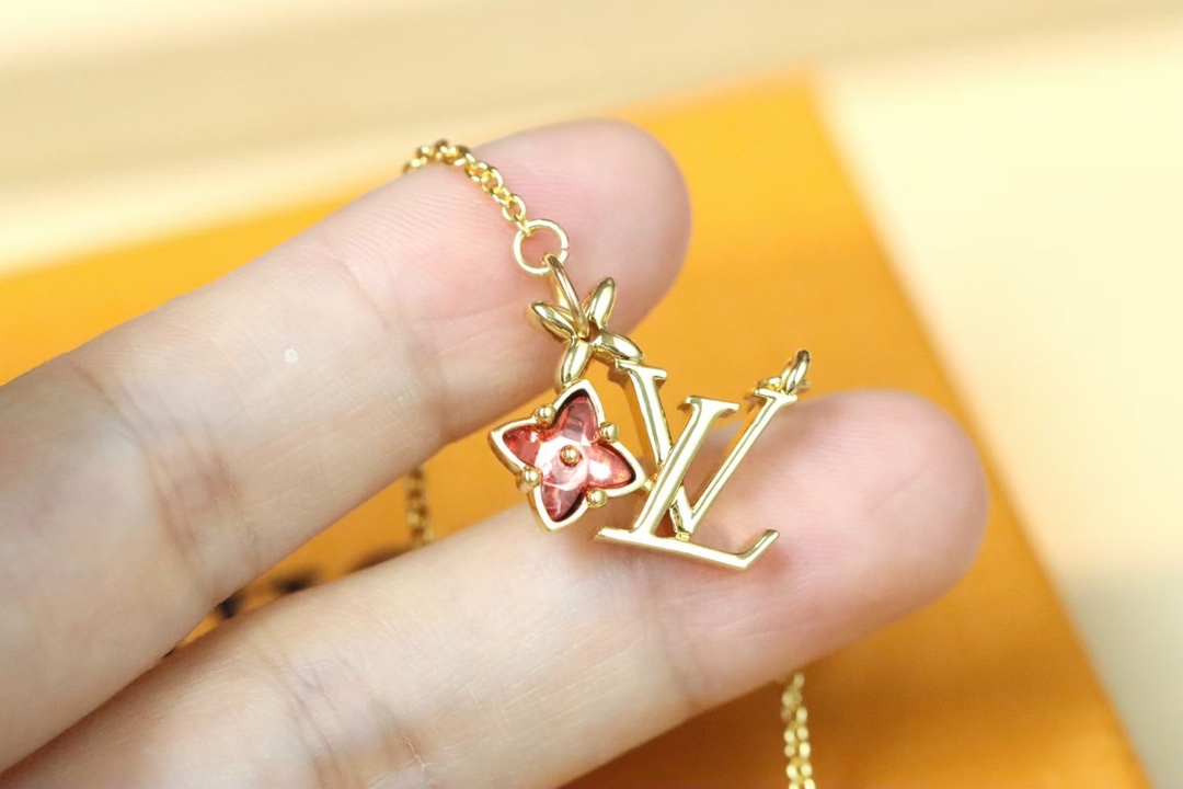 p198❗️ 热销款推荐💗 💗 
Louis Vuitton Loulougram花卉字母项链

采用抛光金属,以LV字母和Monogram花卉的优雅融合流露浪漫情调。
Loulougram项链向1910年问世的路易威登经典鲜花硬箱汲取灵感，令抛光LV字母和绚丽Monogram花卉优雅悬挂。可调节精致链条方便佩戴。