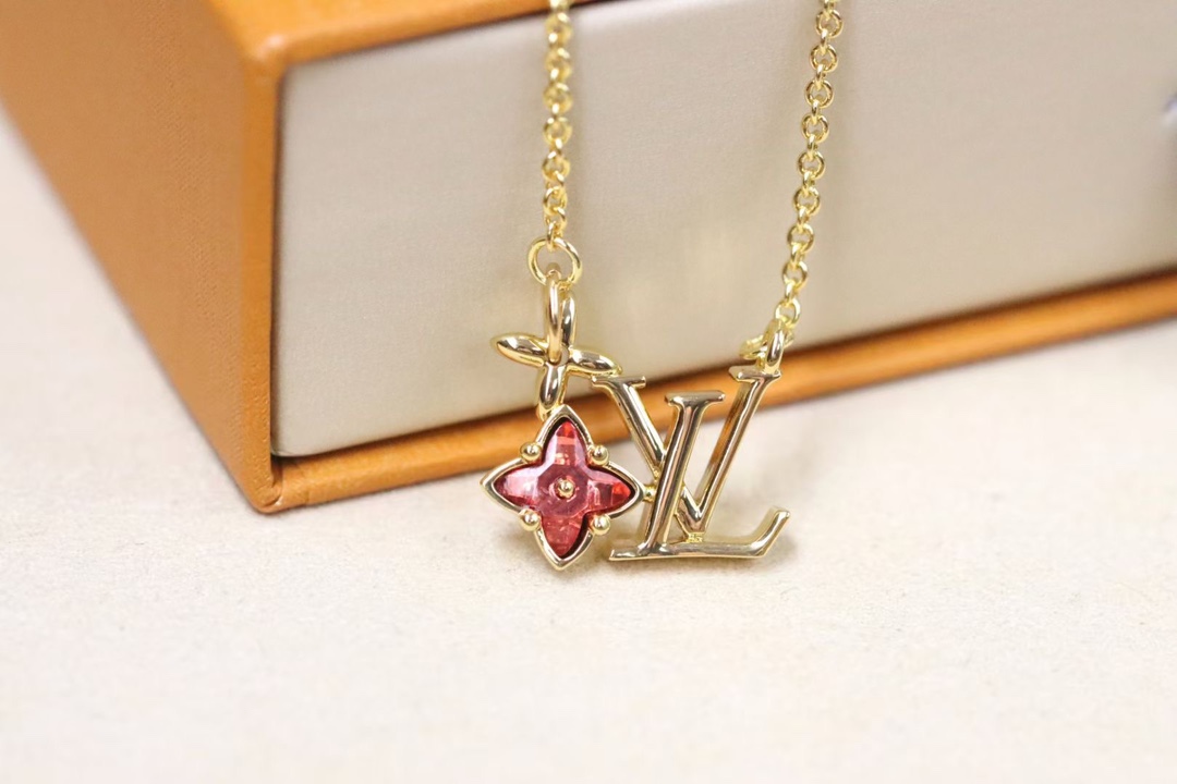 p198❗️ 热销款推荐💗 💗 
Louis Vuitton Loulougram花卉字母项链

采用抛光金属,以LV字母和Monogram花卉的优雅融合流露浪漫情调。
Loulougram项链向1910年问世的路易威登经典鲜花硬箱汲取灵感，令抛光LV字母和绚丽Monogram花卉优雅悬挂。可调节精致链条方便佩戴。