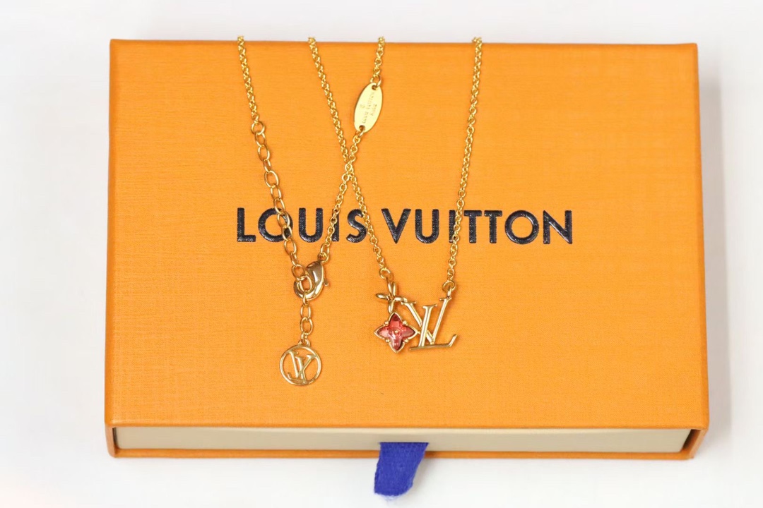 p198❗️ 热销款推荐💗 💗 
Louis Vuitton Loulougram花卉字母项链

采用抛光金属,以LV字母和Monogram花卉的优雅融合流露浪漫情调。
Loulougram项链向1910年问世的路易威登经典鲜花硬箱汲取灵感，令抛光LV字母和绚丽Monogram花卉优雅悬挂。可调节精致链条方便佩戴。