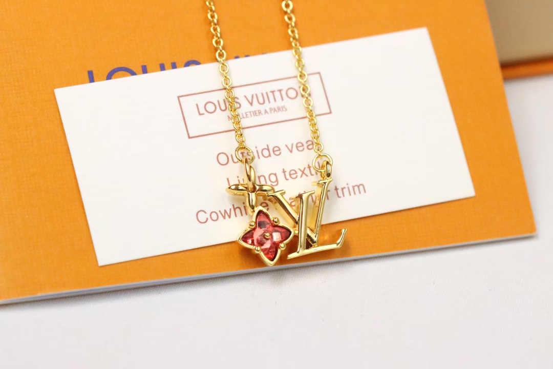 p198❗️ 热销款推荐💗 💗 
Louis Vuitton Loulougram花卉字母项链

采用抛光金属,以LV字母和Monogram花卉的优雅融合流露浪漫情调。
Loulougram项链向1910年问世的路易威登经典鲜花硬箱汲取灵感，令抛光LV字母和绚丽Monogram花卉优雅悬挂。可调节精致链条方便佩戴。