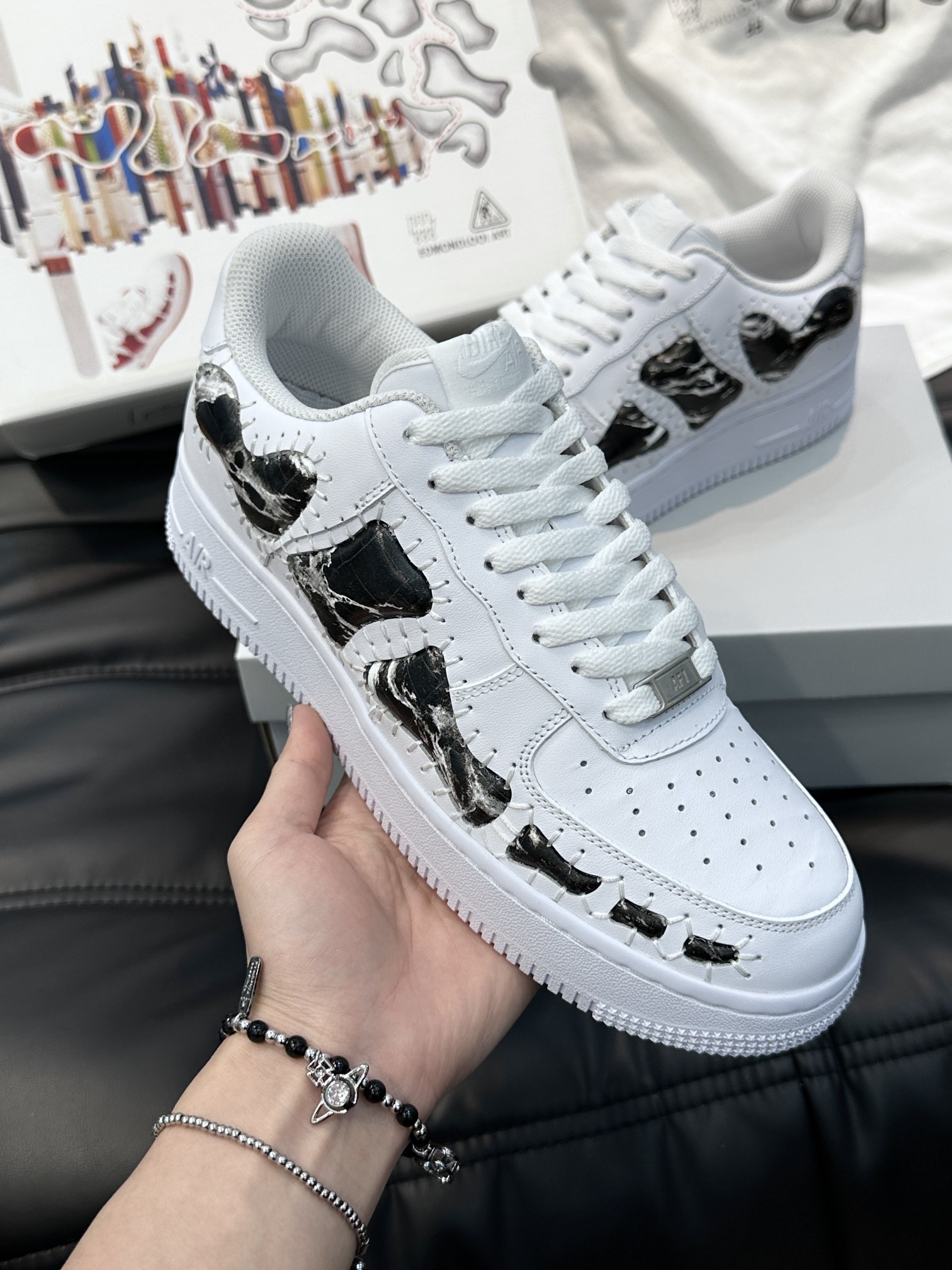 ️AF1*LV联名潮酷男士休闲运动鞋NikeAirforce1空军一号纯收工定制浮雕骨头鞋这款由国外大神