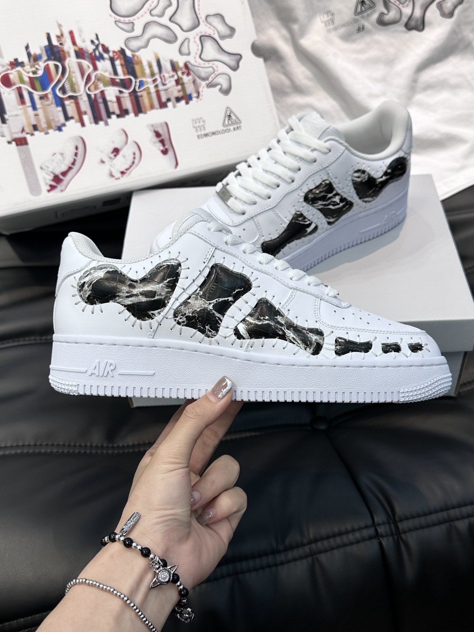 ️AF1*LV联名潮酷男士休闲运动鞋NikeAirforce1空军一号纯收工定制浮雕骨头鞋这款由国外大神