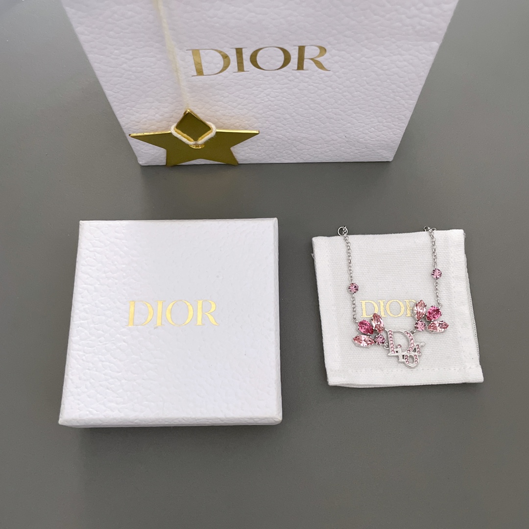 💰320【我们出品【D 花仙子粉钻手链】太美啦❗️仙气十足！爱惨这款😭😭😭编号，配包装！超级重工！定制的粉色梨形钻！还有马眼橘粉钻！枯叶玫瑰，异形钻成本就很高了！彩色异形钻成本更高😭😭不计成本！效果太绝太爱了！真真美到心里去了！很有高珠的感觉❗️D!or vintage系列，越看越好看，丝毫不亚于Ch@nel的vintage，经典的Logo，简约大方不失时尚，真的越看越有味道，永不过时的中古款，值得珍藏的系列[强][强]