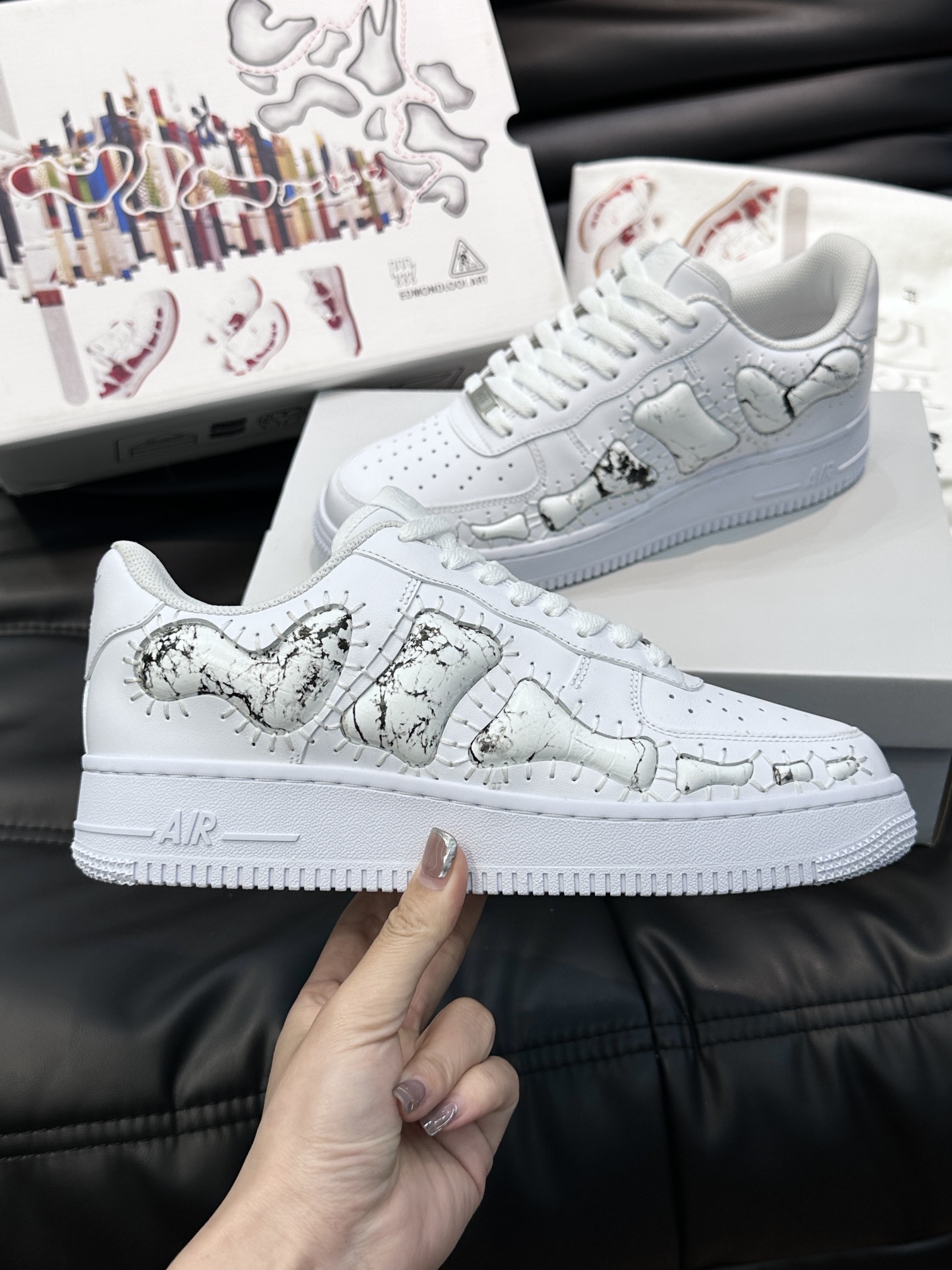 ️AF1*LV联名潮酷男士休闲运动鞋NikeAirforce1空军一号纯收工定制浮雕骨头鞋这款由国外大神