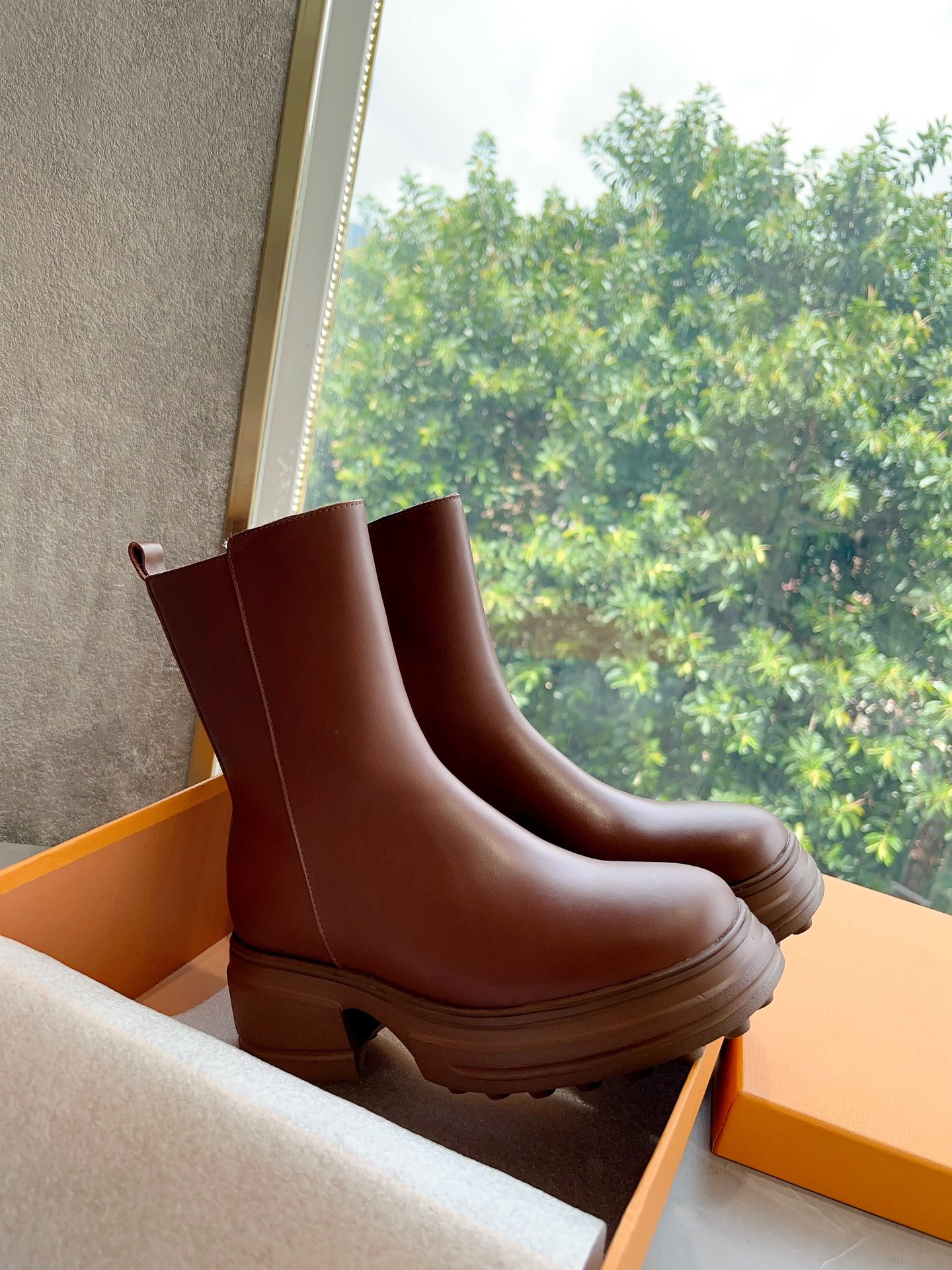 Timeless Style: 1,000-Year-Old Tod’s Potato Classics in Calfskin Martin Boots - 图片 6