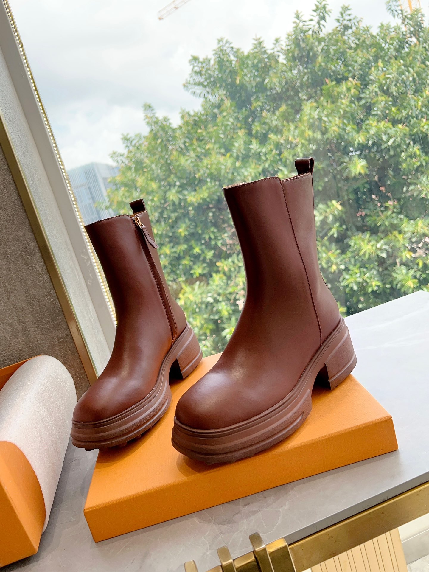 Timeless Style: 1,000-Year-Old Tod’s Potato Classics in Calfskin Martin Boots - 图片 3