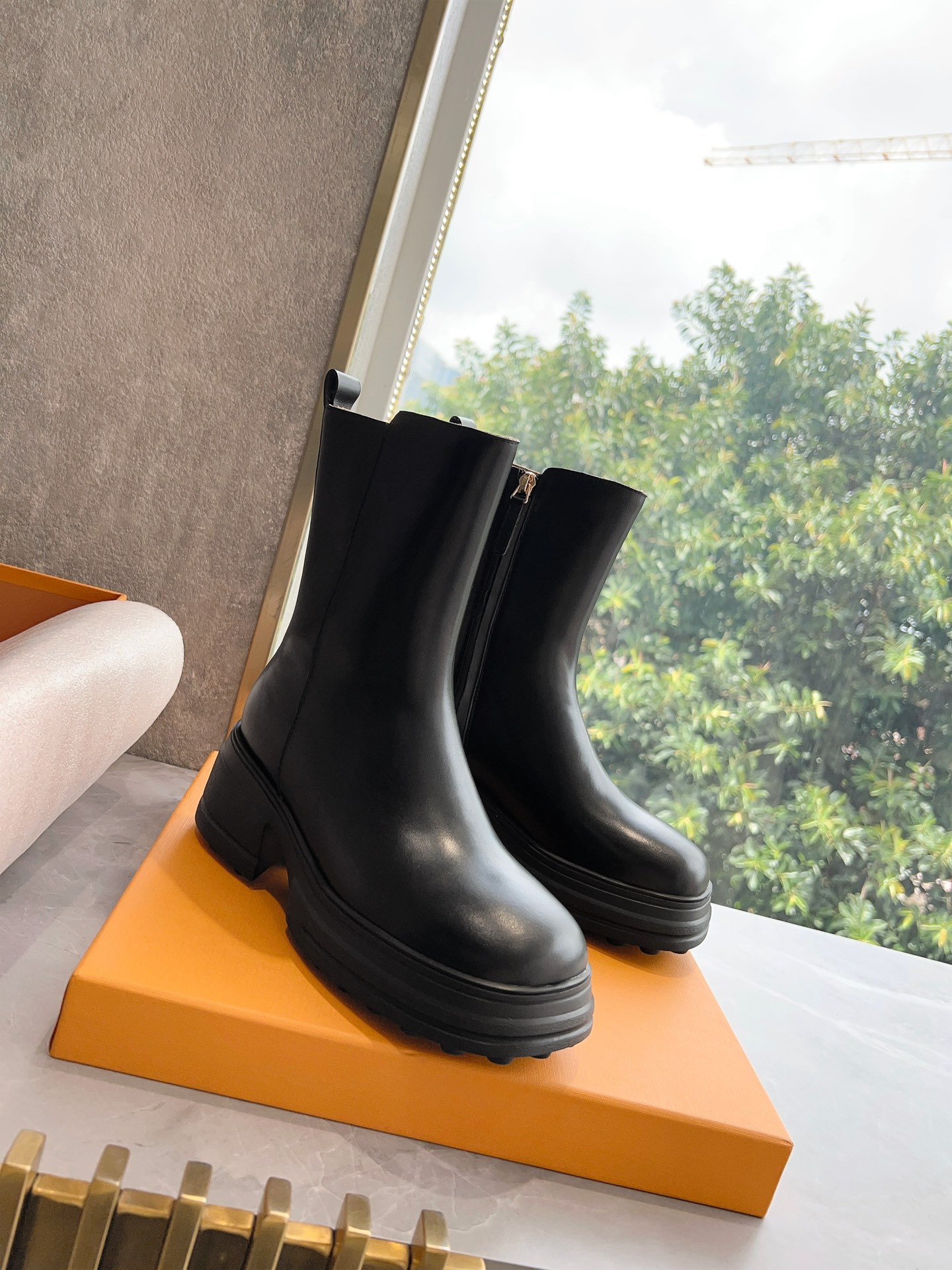 Timeless Elegance: Classic Martin Boots for Daily Commuting with Unique Design - 图片 2