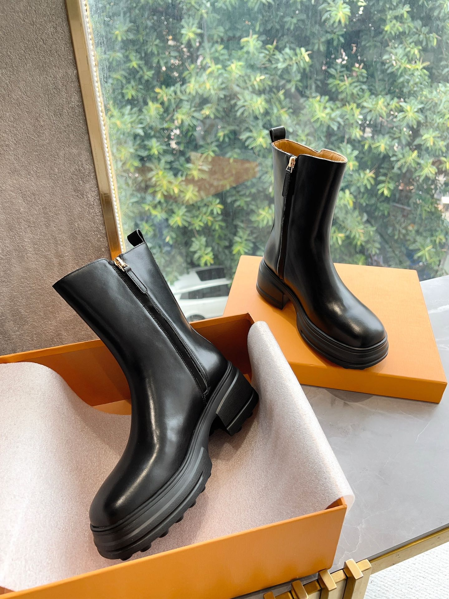 Timeless Elegance: Classic Martin Boots for Daily Commuting with Unique Design - 图片 5
