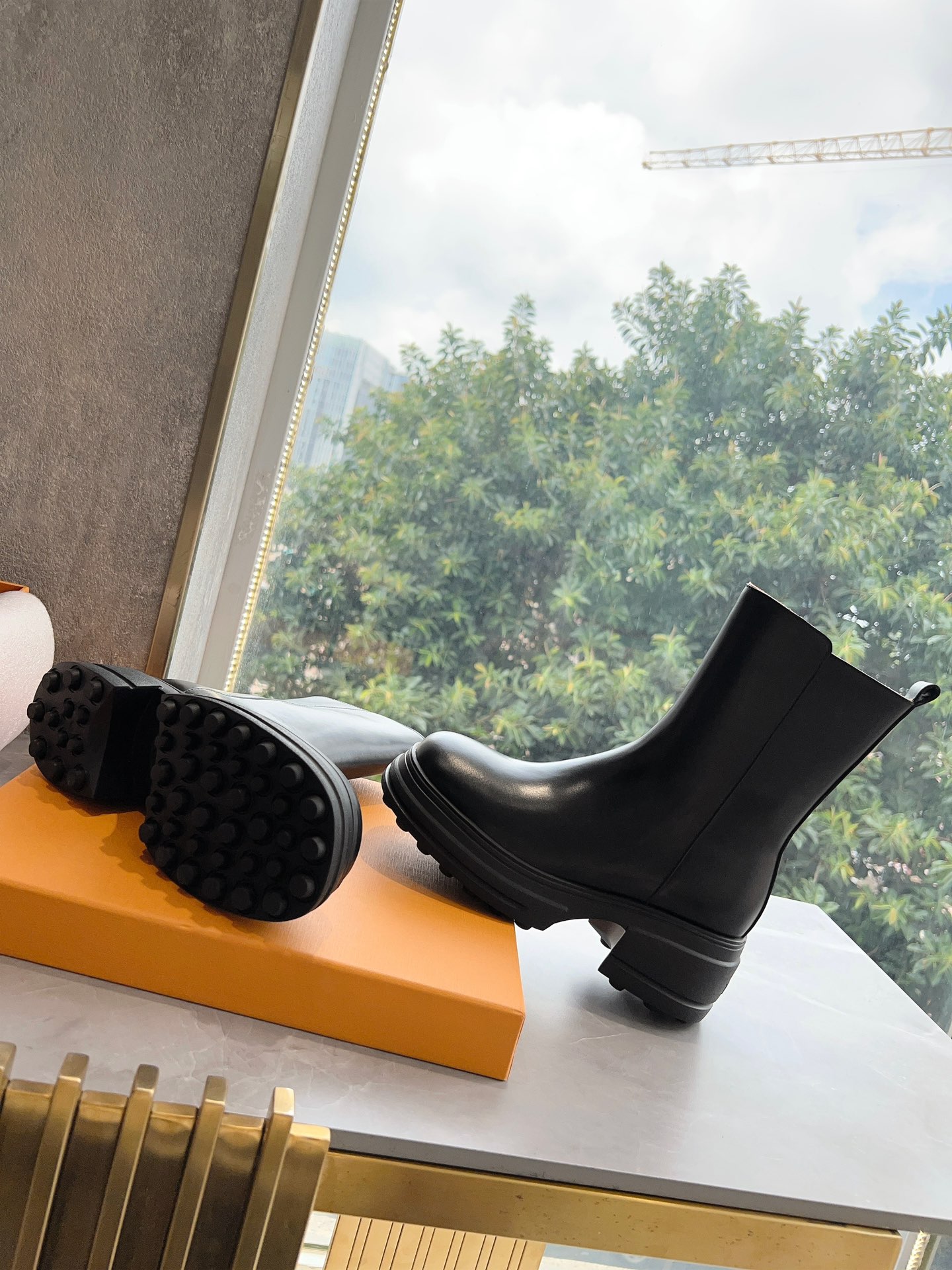 Timeless Elegance: Classic Martin Boots for Daily Commuting with Unique Design - 图片 4