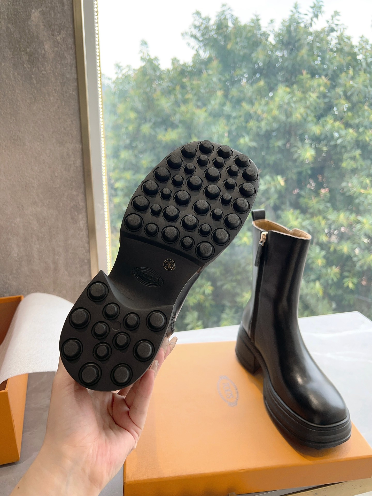 Timeless Elegance: Classic Martin Boots for Daily Commuting with Unique Design - 图片 9