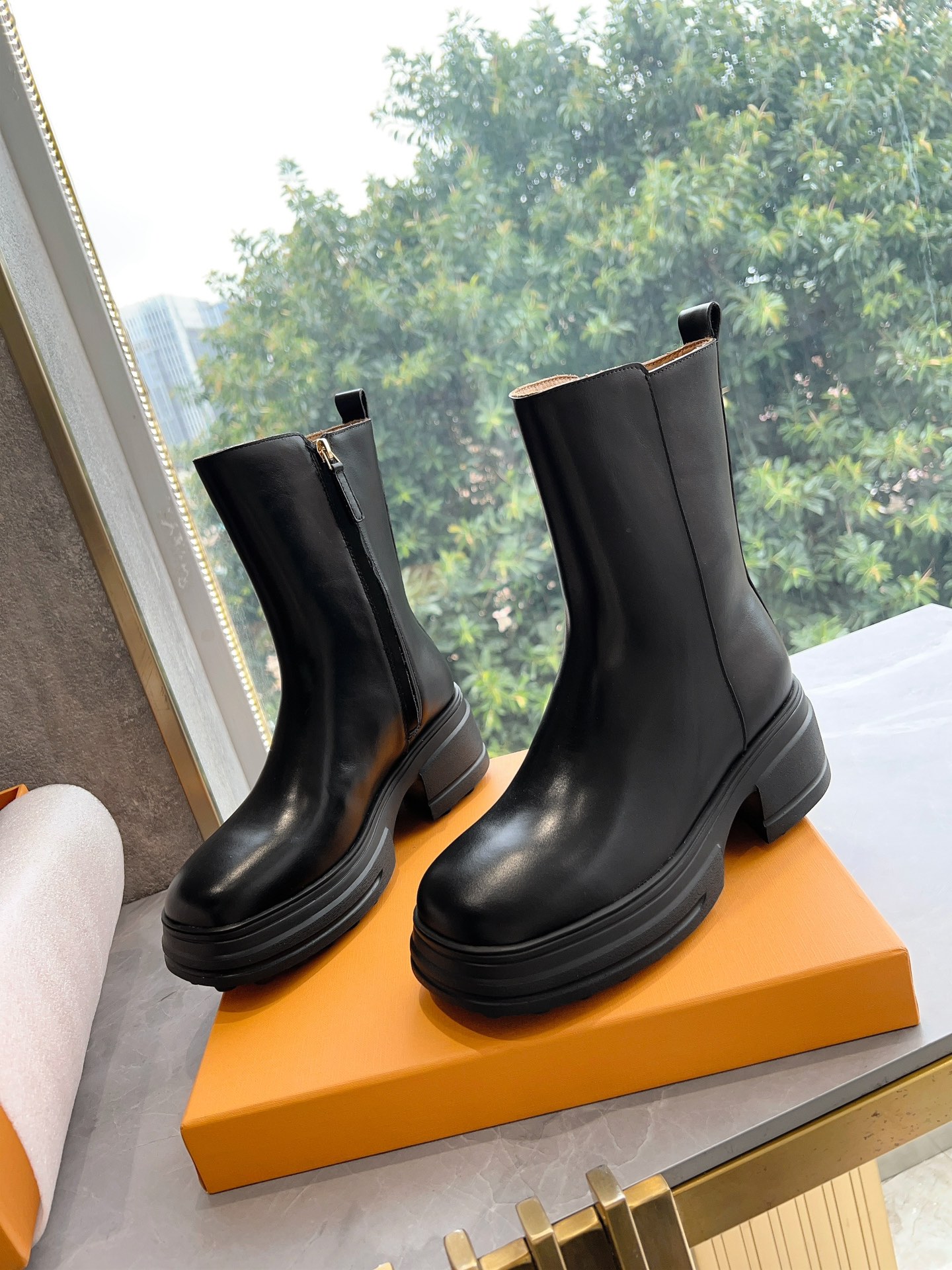 Timeless Elegance: Classic Martin Boots for Daily Commuting with Unique Design - 图片 3