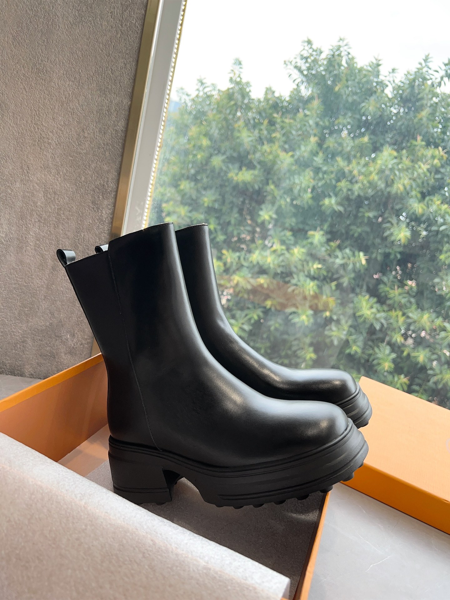 Timeless Elegance: Classic Martin Boots for Daily Commuting with Unique Design - 图片 6