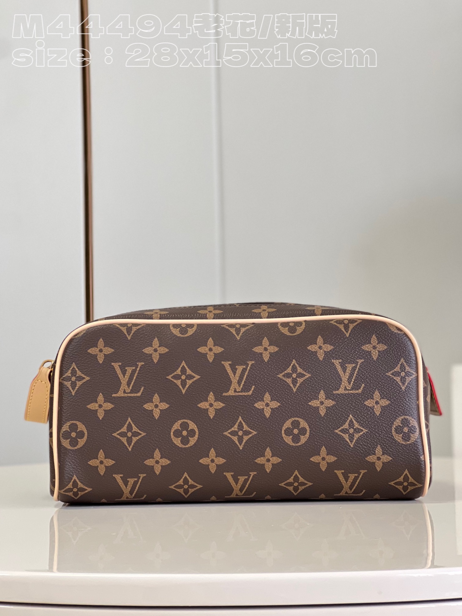 NO:400643,【Exclusive real photo M44494 old flower/new version】 Louis Vuitton's iconic Monogram canvas and cowhide creates the classic charm of Dopp toiletries, which can safely store toiletries in the inner part, and store small items with zipper bags. The wide leather handle can be comfortable to carry, and can be placed on the hook, which is an indispensable travel companion. 28 x 15 x 16.5 cm (length x height x width) Z.450, LV [original leather], louis vuitton, louis vuitton, cowhide19860909【独家实拍 M44494老花/新版】路易威登标志性的 Monogram 帆布和牛皮革饰边塑造出 Dopp 盥洗包的经典韵味,充裕内里可安全存放梳洗用品,搭配拉链袋收纳小物件.皮质宽手柄可舒适提携,亦可置于挂钩上,实乃不可或缺的旅行伴侣.28 x 15 x 16.5厘米(长度 x 高 x 宽) Z.450,LV【原厂皮】,louis vuitton,louis vuitton,cowhide,Bag