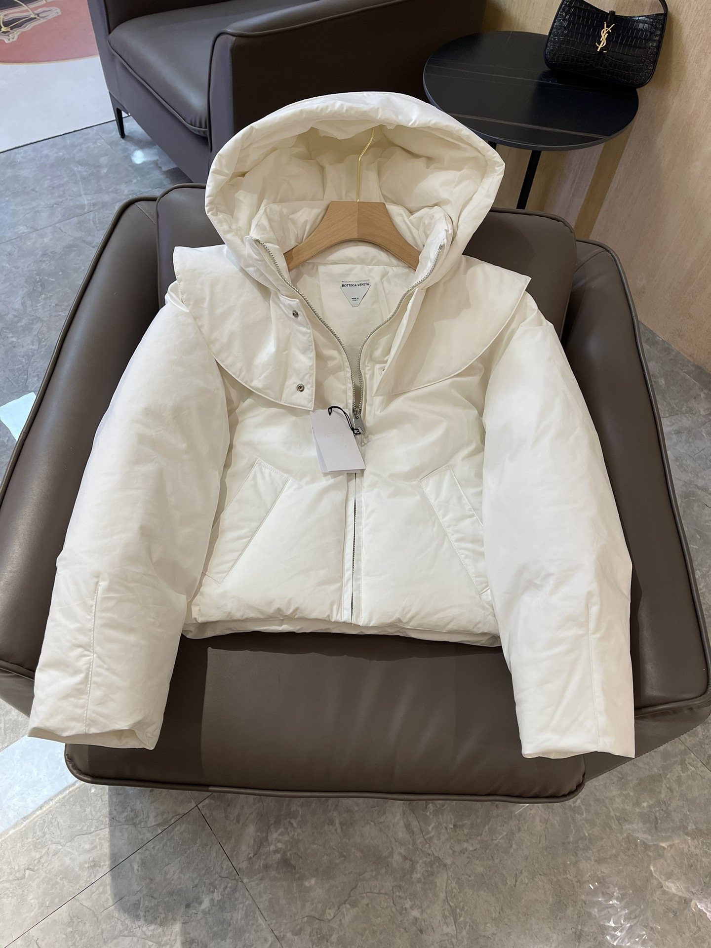 T9934#羽绒服特价‼️
BV 荷叶领 90% 白鹅绒 长袖羽绒服 黑色 白色 SML
