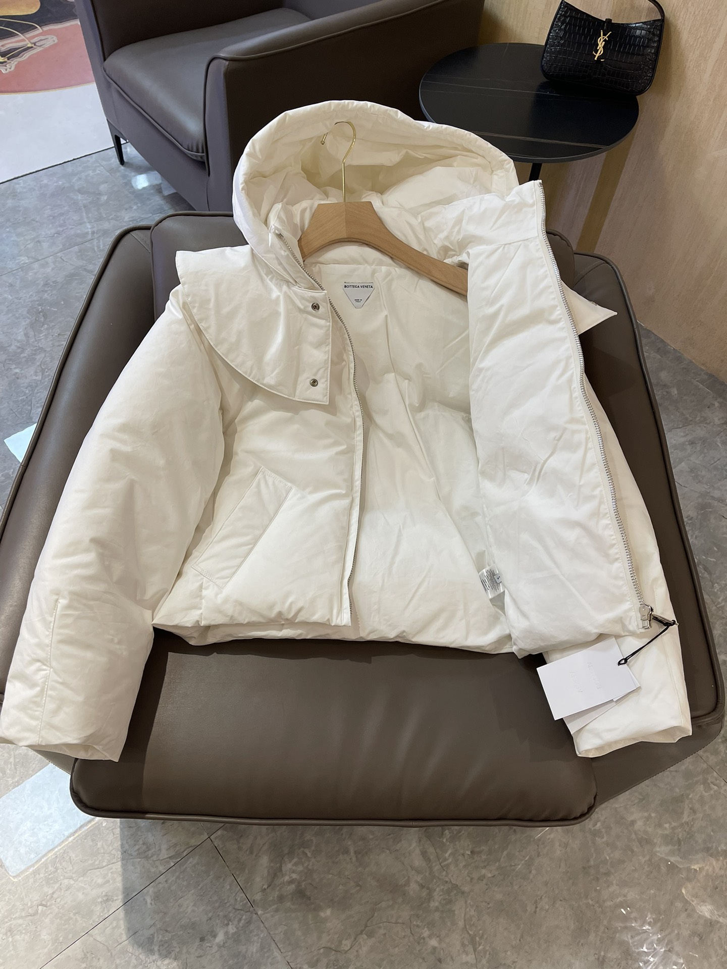 T9934#羽绒服特价‼️
BV 荷叶领 90% 白鹅绒 长袖羽绒服 黑色 白色 SML
