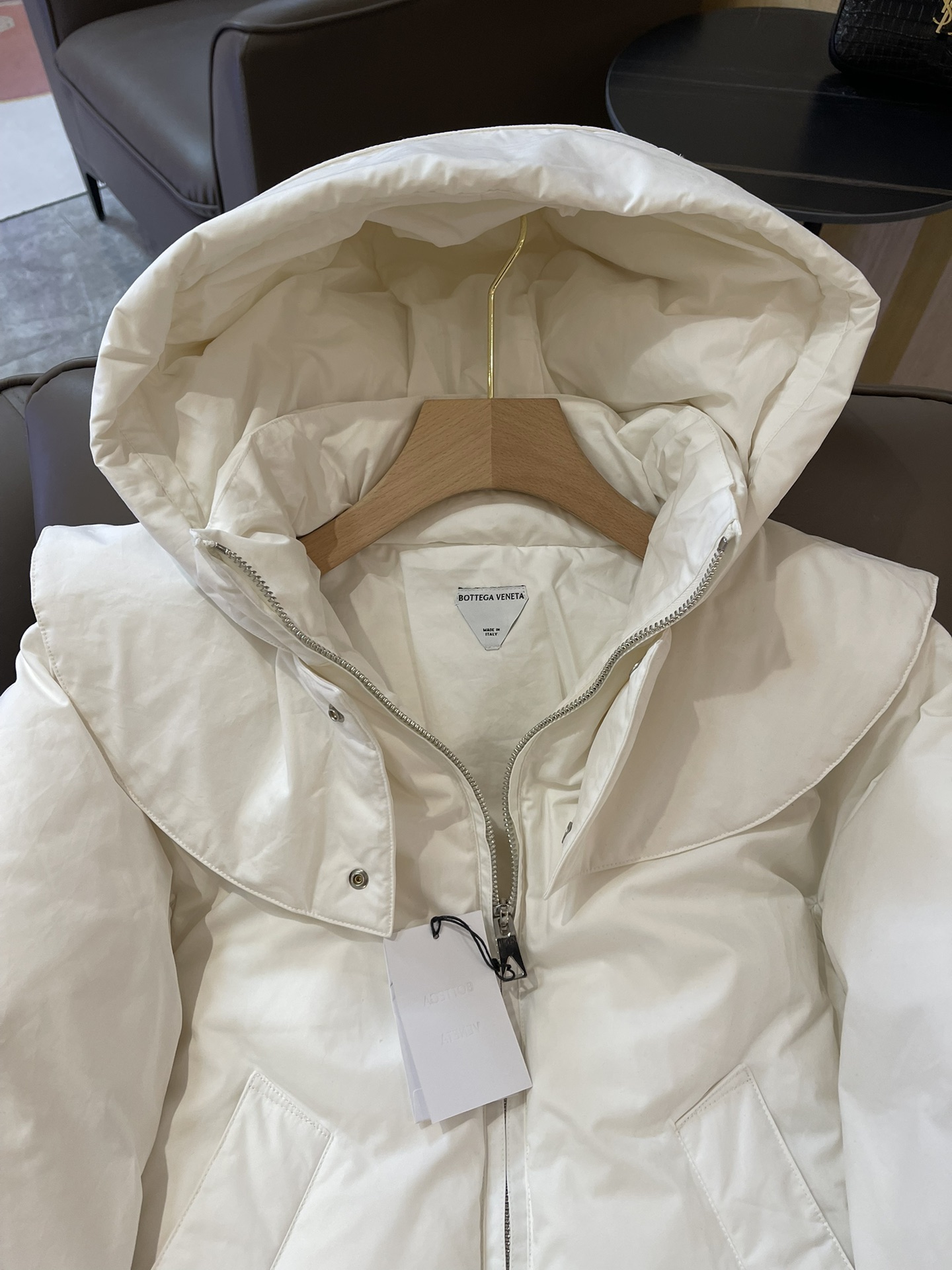 T9934#羽绒服特价‼️
BV 荷叶领 90% 白鹅绒 长袖羽绒服 黑色 白色 SML
