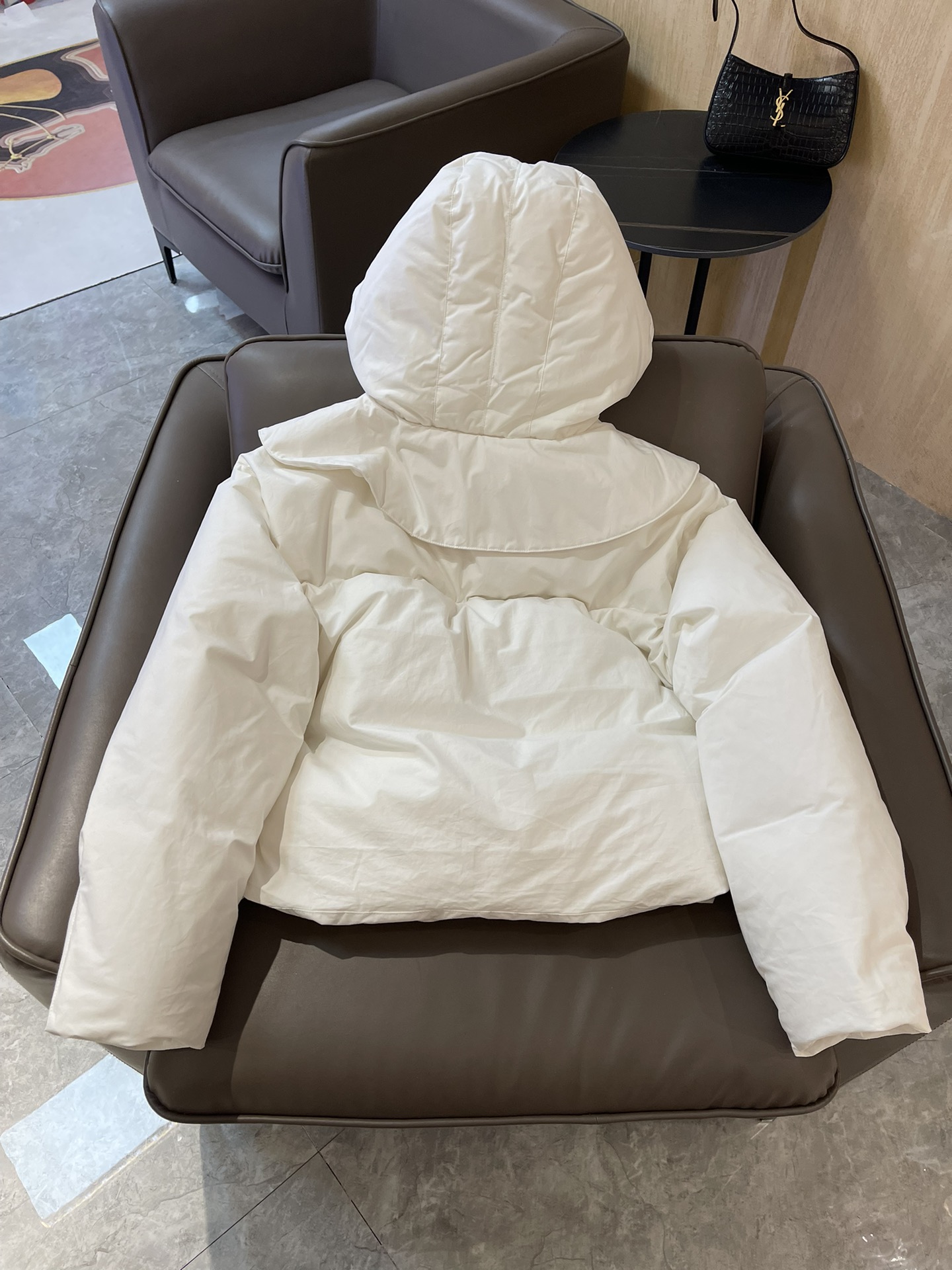 T9934#羽绒服特价‼️
BV 荷叶领 90% 白鹅绒 长袖羽绒服 黑色 白色 SML
